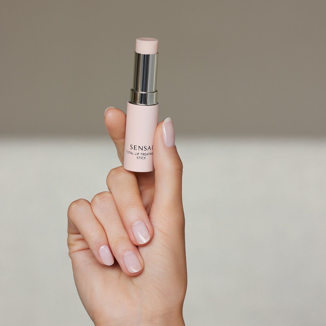 „Total Lip Treatment Stick“ lūpų balzamas Lūpos: balzamai ir prabangi priežiūra