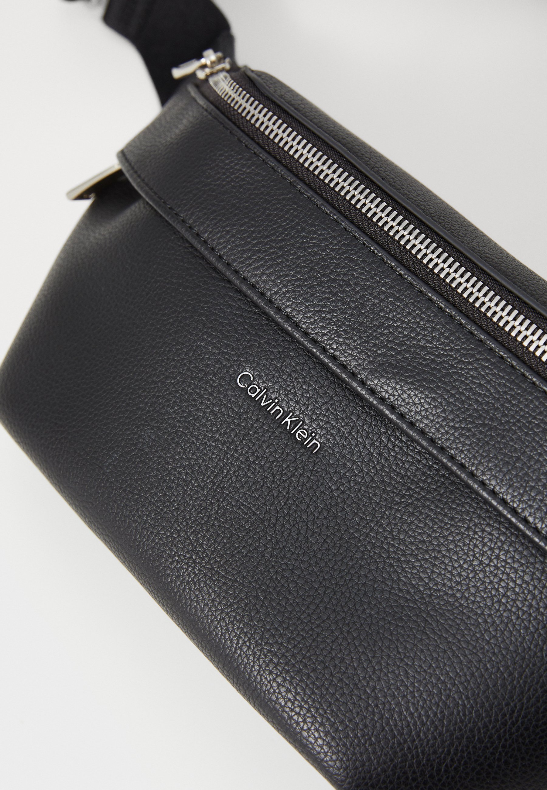 Calvin Klein RAISED WAISTBAG - Nerka - czarna
