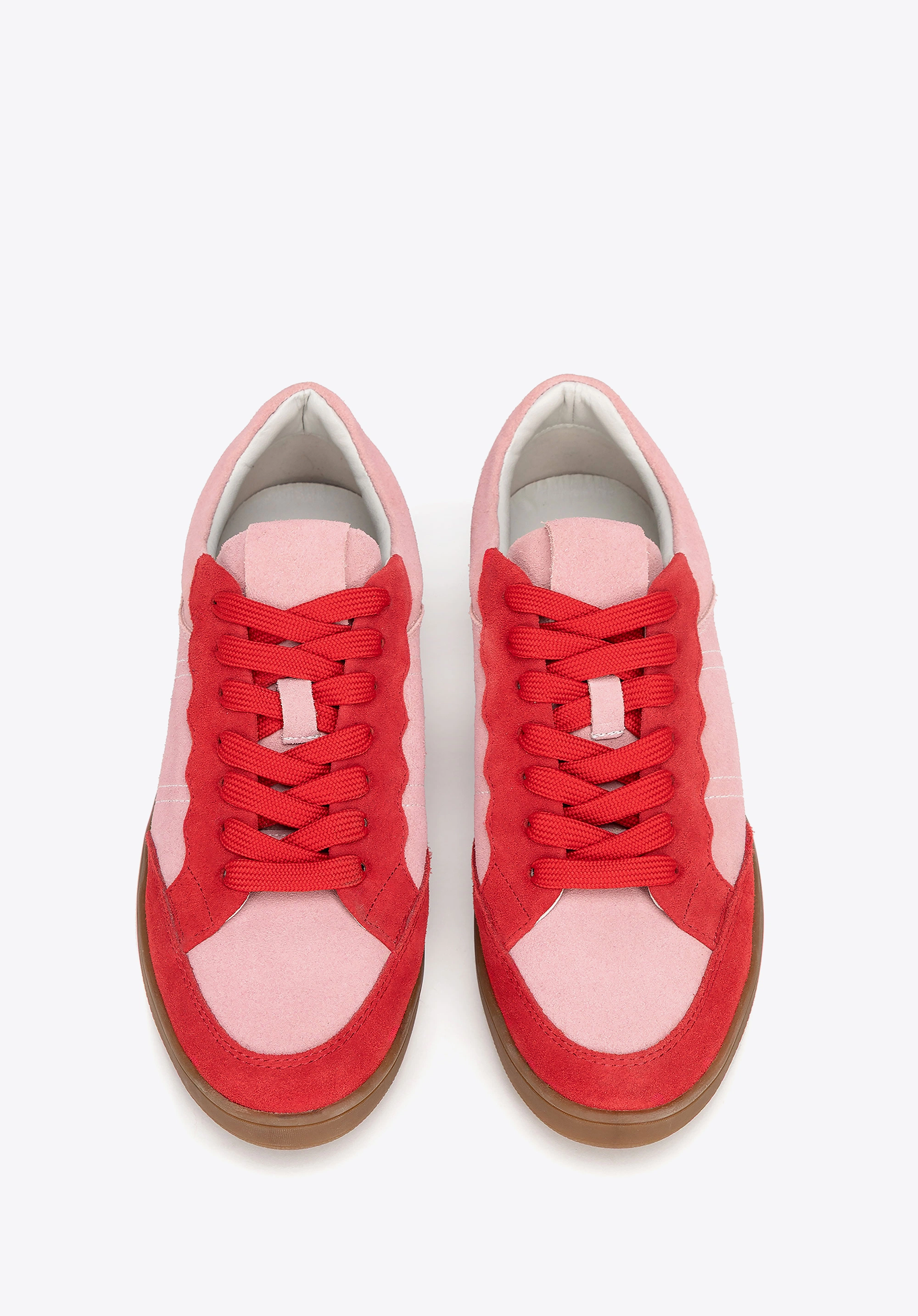 Zamszowe sneakersy z kontrastowymi elementami różowo - czerwone