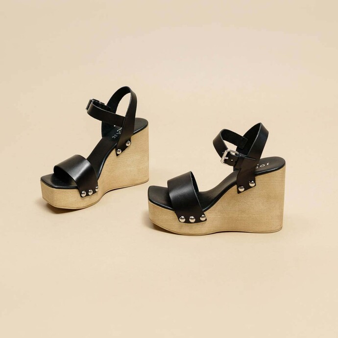 Sandales à talons compensés et détails argentés  en cuir noir