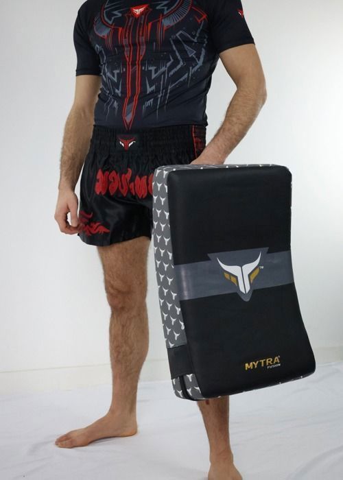 Mytra Fusion Großer Trittschutz für Muay Thai, MMA, Kickboxen, Kampfsportarten, Boxen
