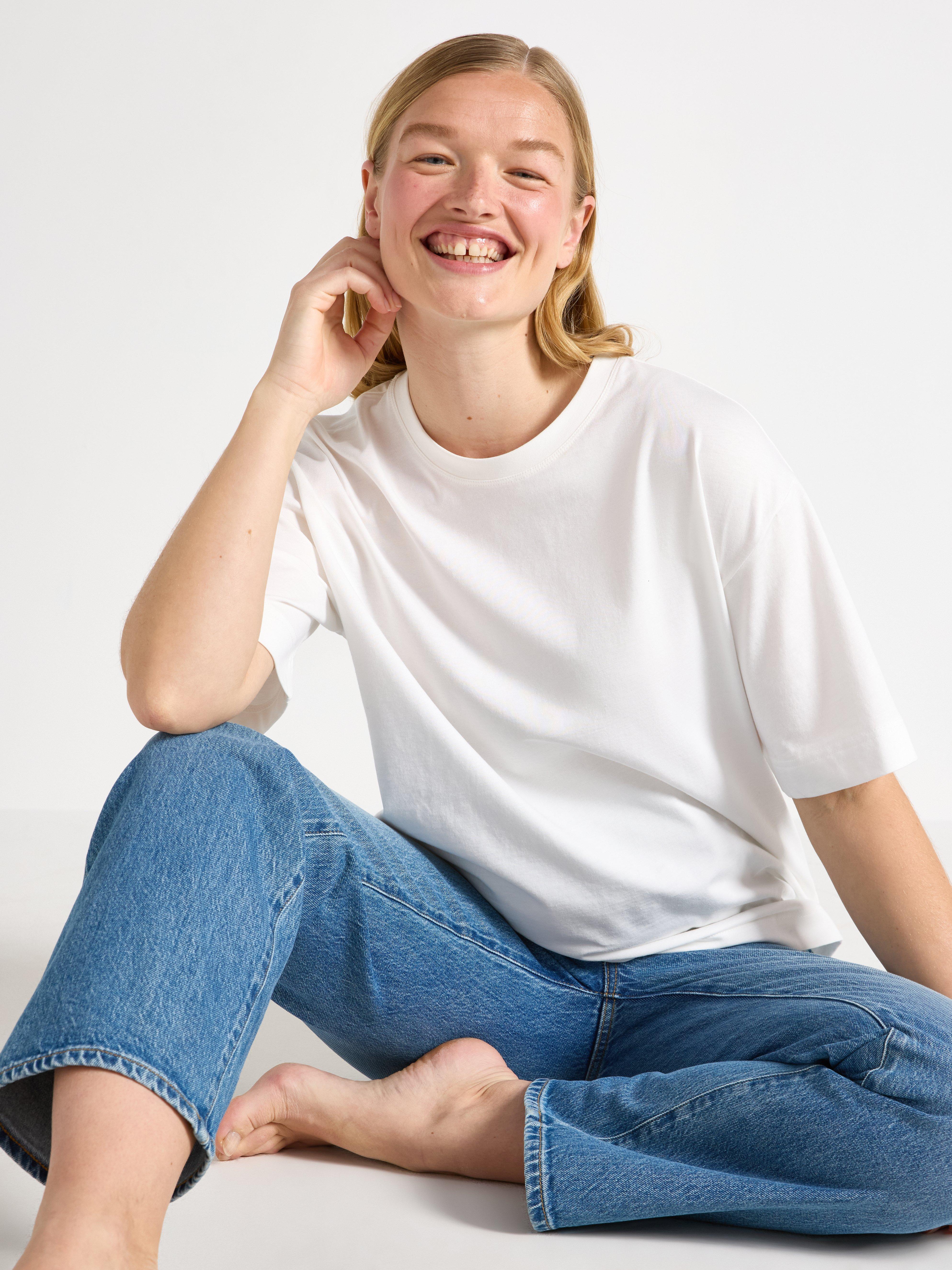 Calça jeans cropped MOM WIDE Hanna para gestantes, em denim claro.