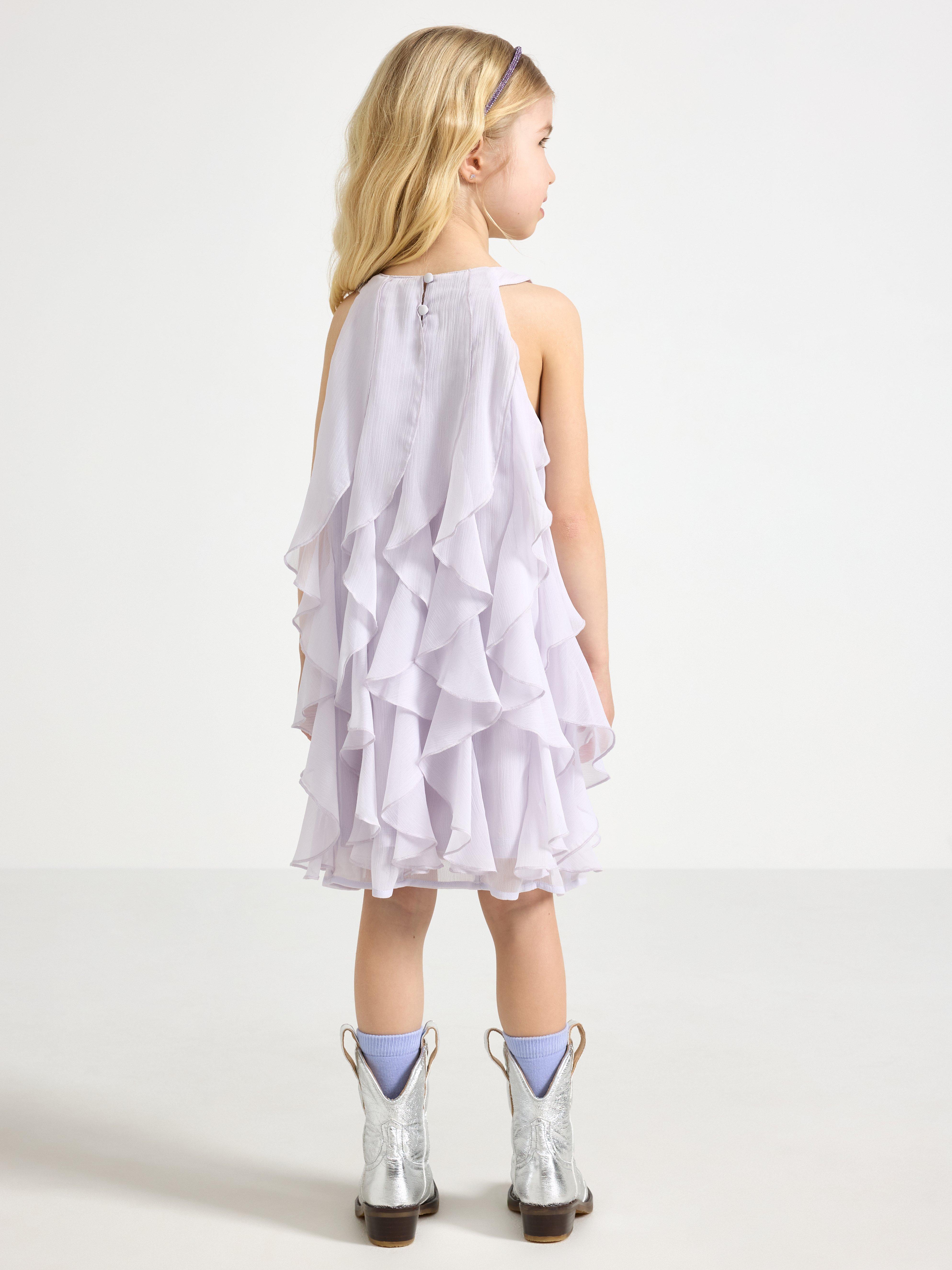 Vestido de gasa con volantes, color lila claro empolvado.