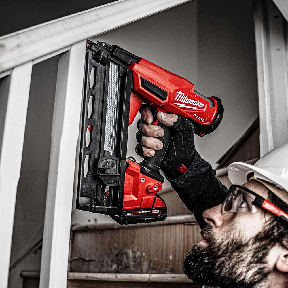 Pregador pneumático de acabamento Milwaukee Fuel 18V, calibre 16, ângulo reto de 20 graus, modelo M18FN16GA-0C