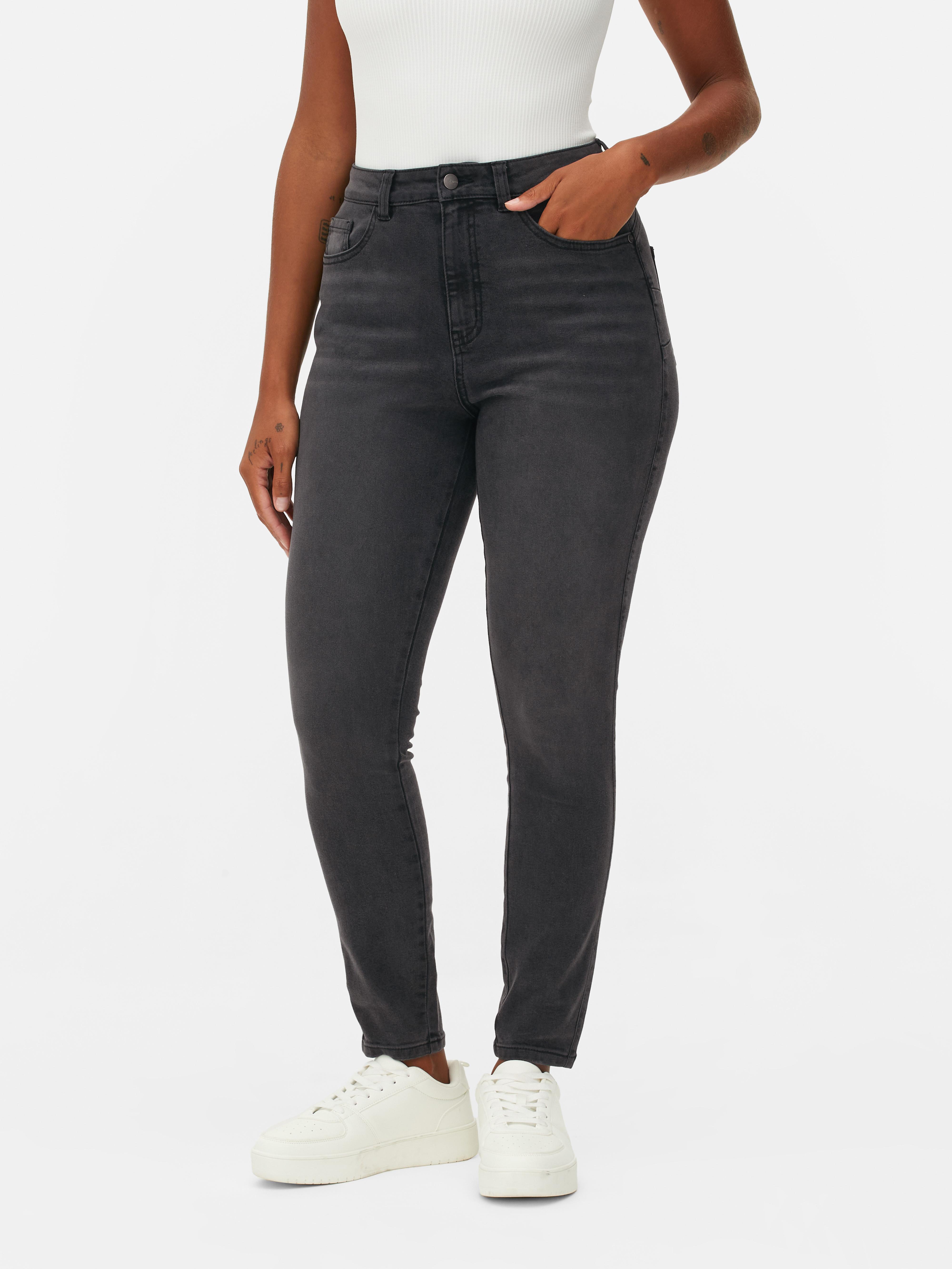 Jeans skinny modellanti. Jeans skinny con passanti per cintura, chiusura con bottone e dettagli sulle tasche.