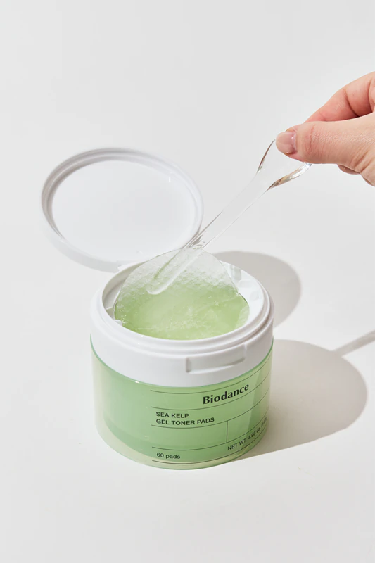 Os discos de tônico facial em gel de alga marinha da Biodance são suaves e tonificantes.