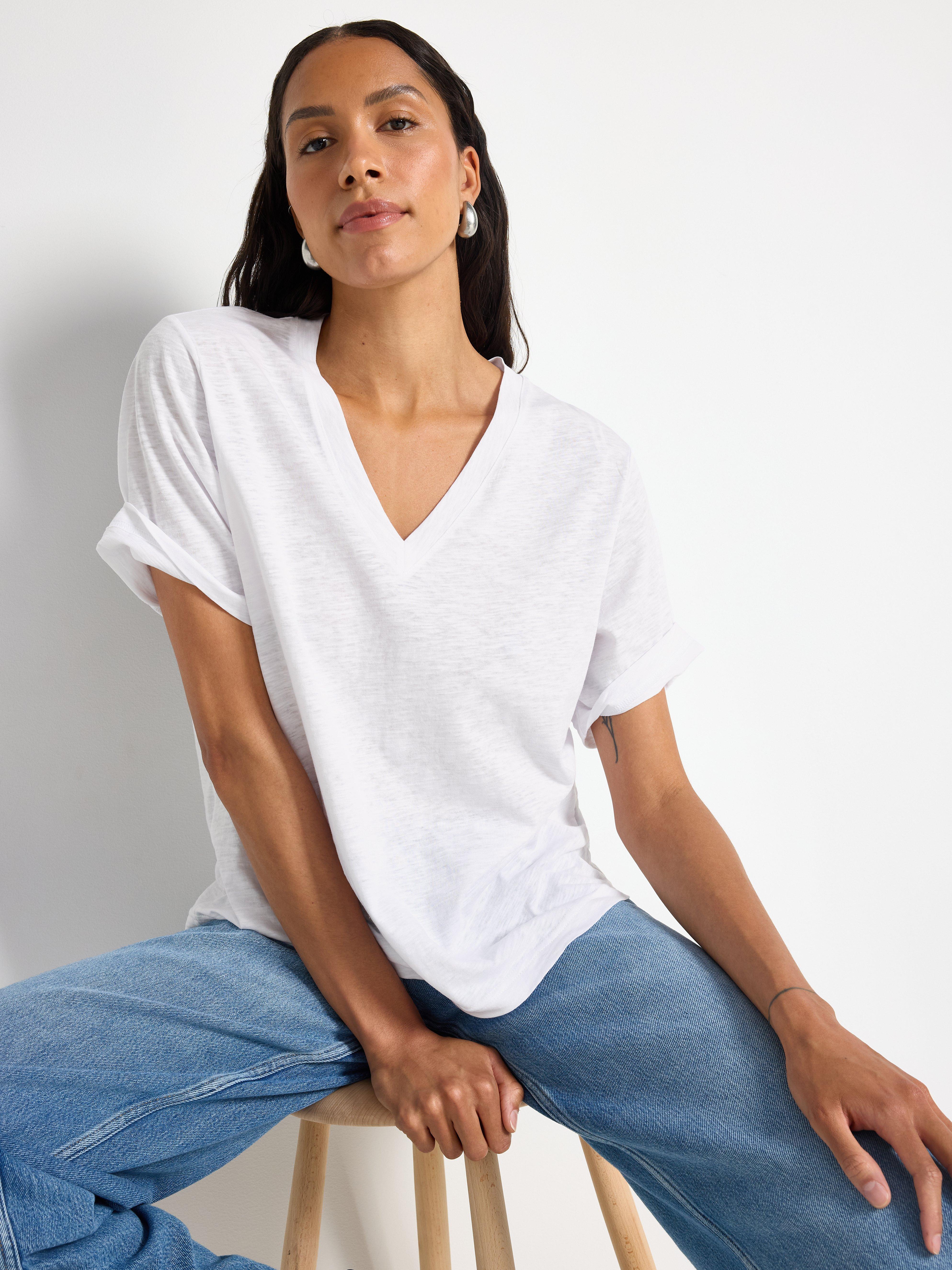 Camiseta blanca con cuello en V