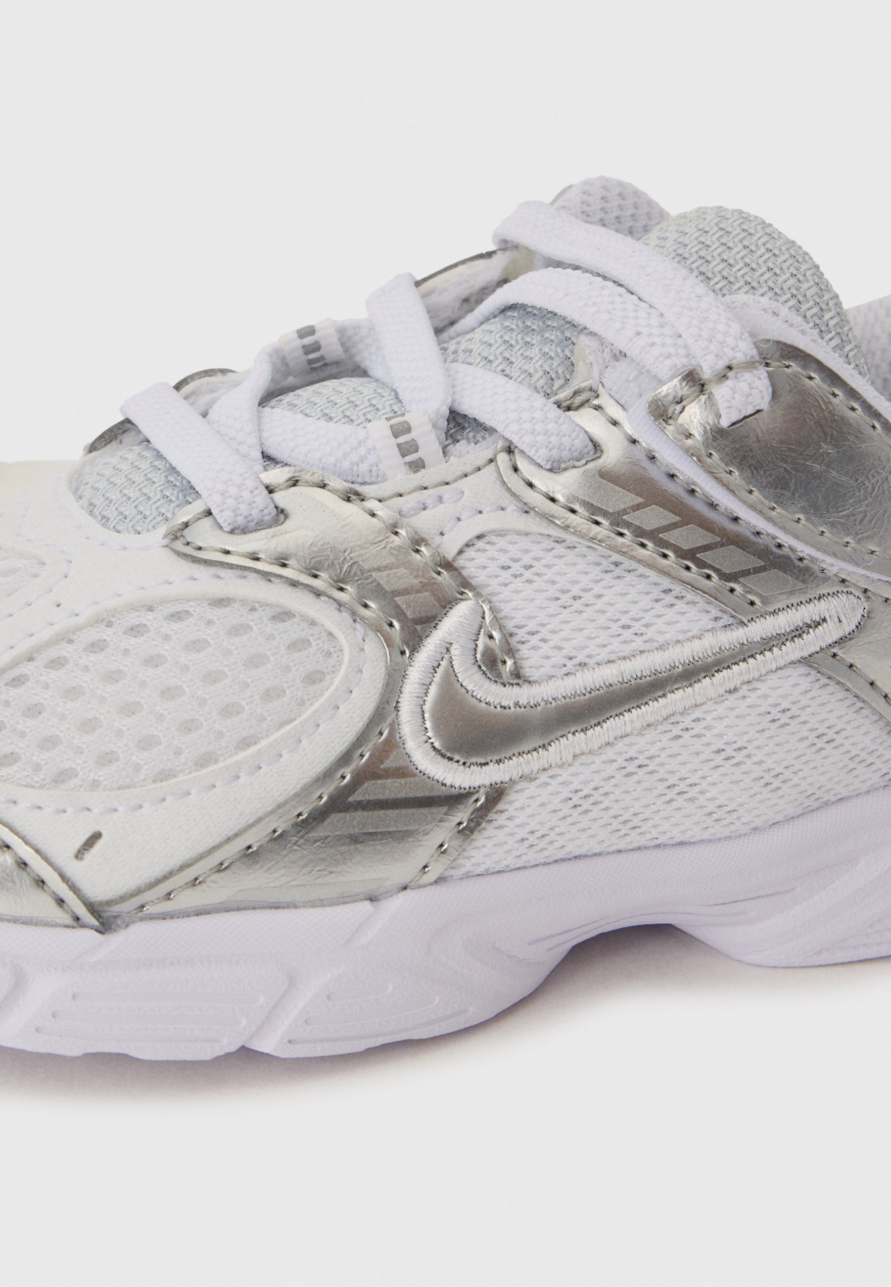 Nike Sportswear V5 UNISEX - Sneaker - weiß/silberfarben/platinfarben