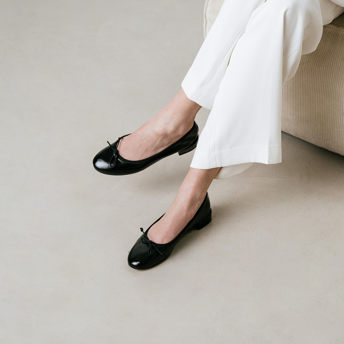 Ballerines à bouts ronds  en vernis plissé noir