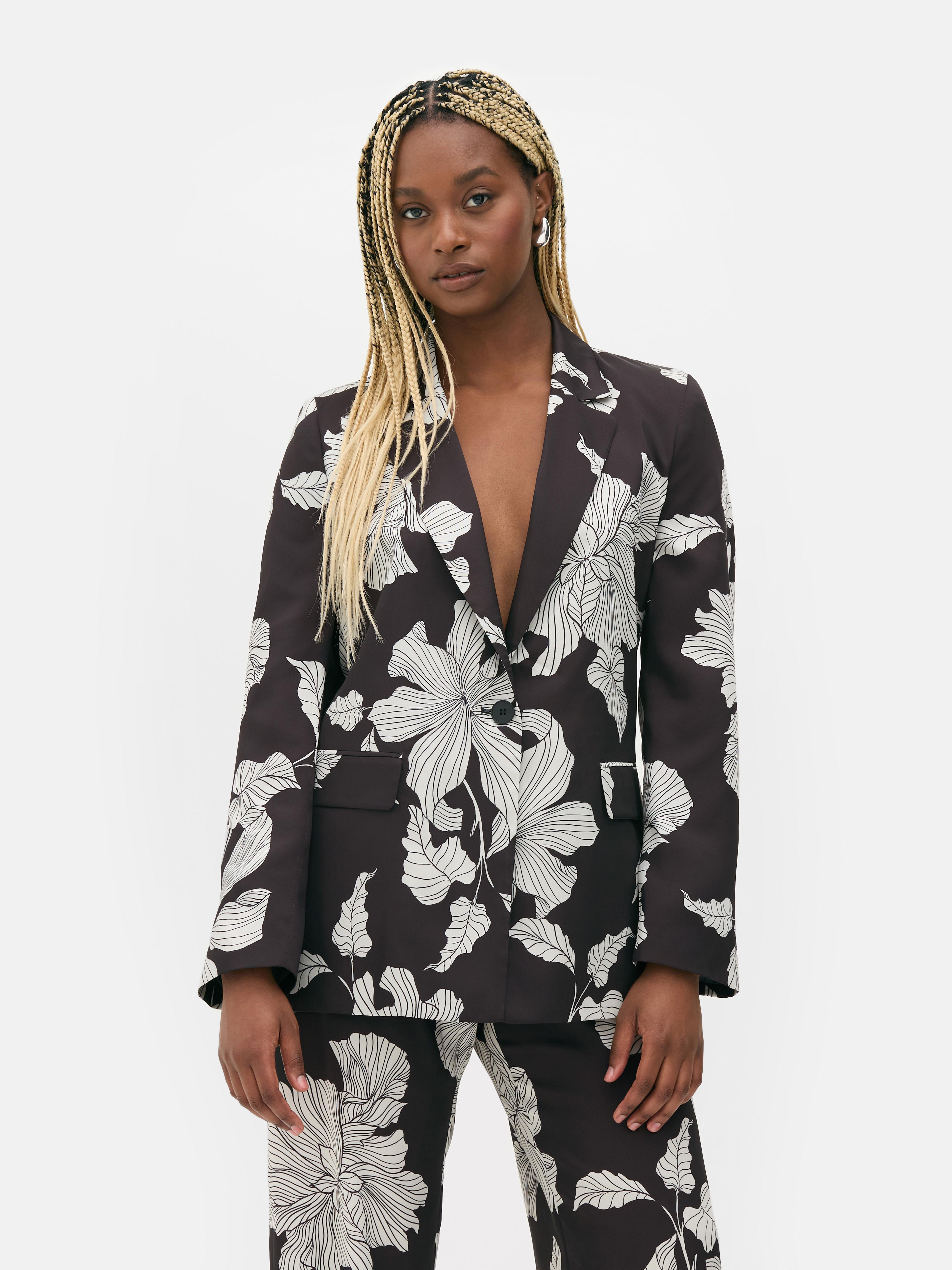 Sacou satinat cu un singur rând de nasturi. Acest sacou smoking cu model floral contrastant are pantaloni asortați.