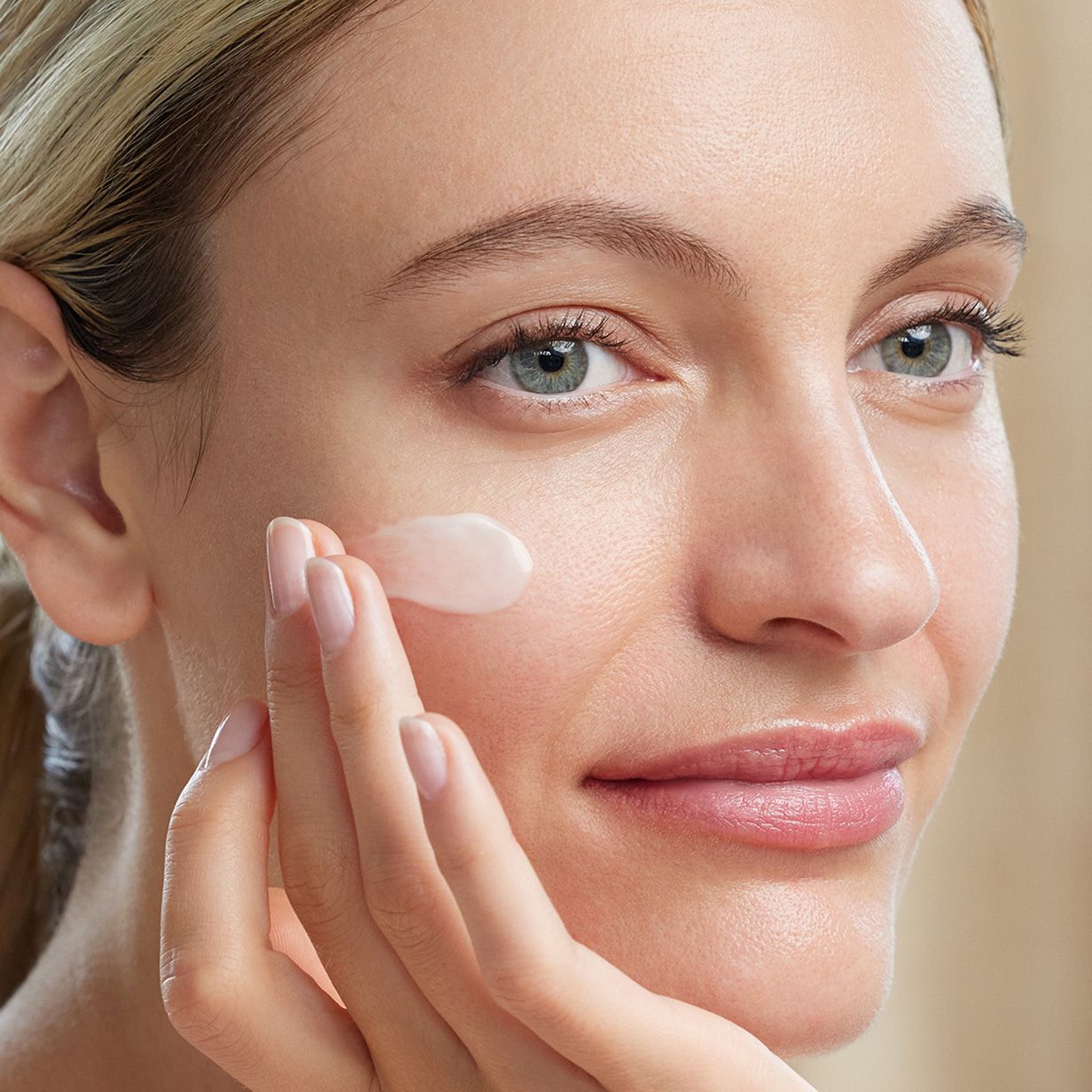 Absolute Silk Illuminative Cream Luksusa pretgrumbu un novecošanās aizkavēšanas krēms