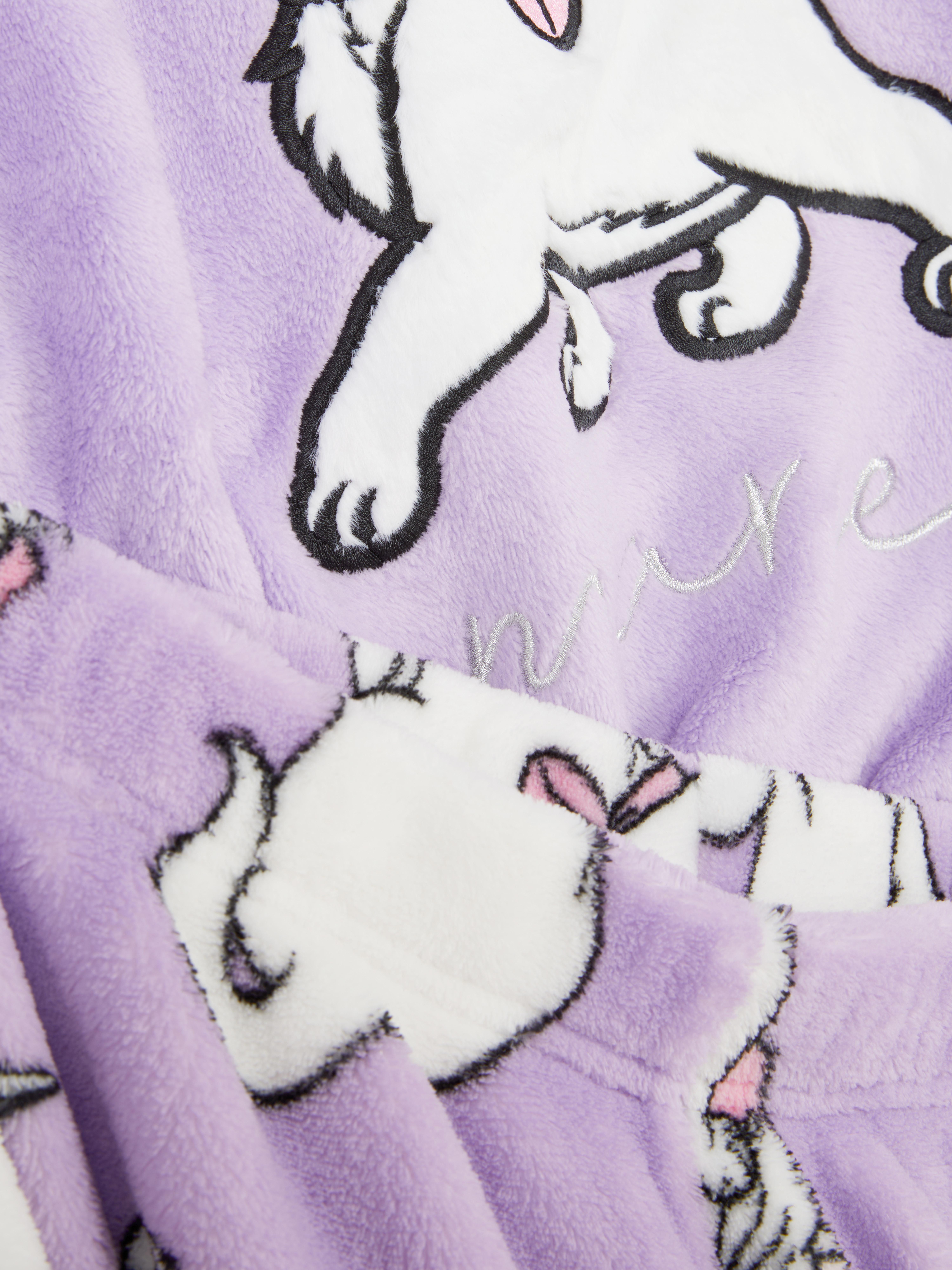 Pijamale Disney cu mânecă lungă din fleece Un set de pijamale Disney din două piese, cu un top cu mânecă lungă și pantaloni de trening în stil jogging