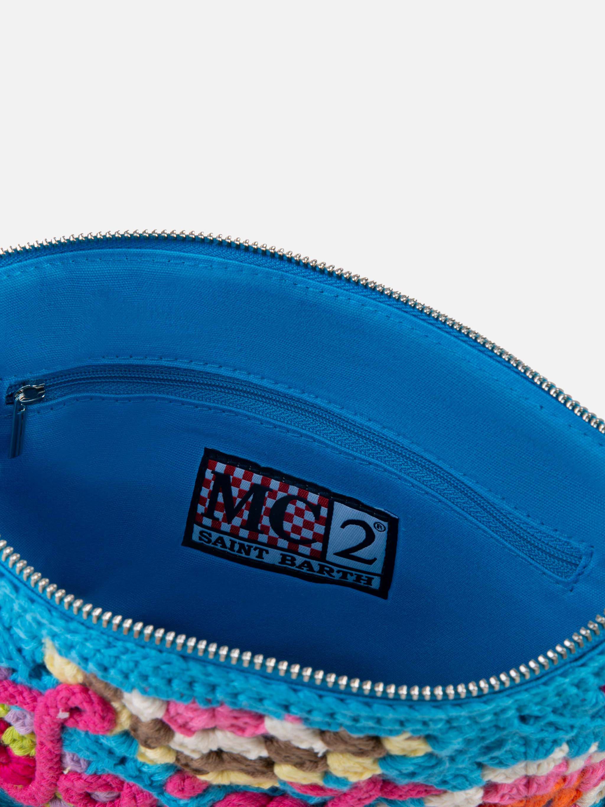 Parisienne-blauer Häkelbeutel mit Saint-Barth-Stickerei