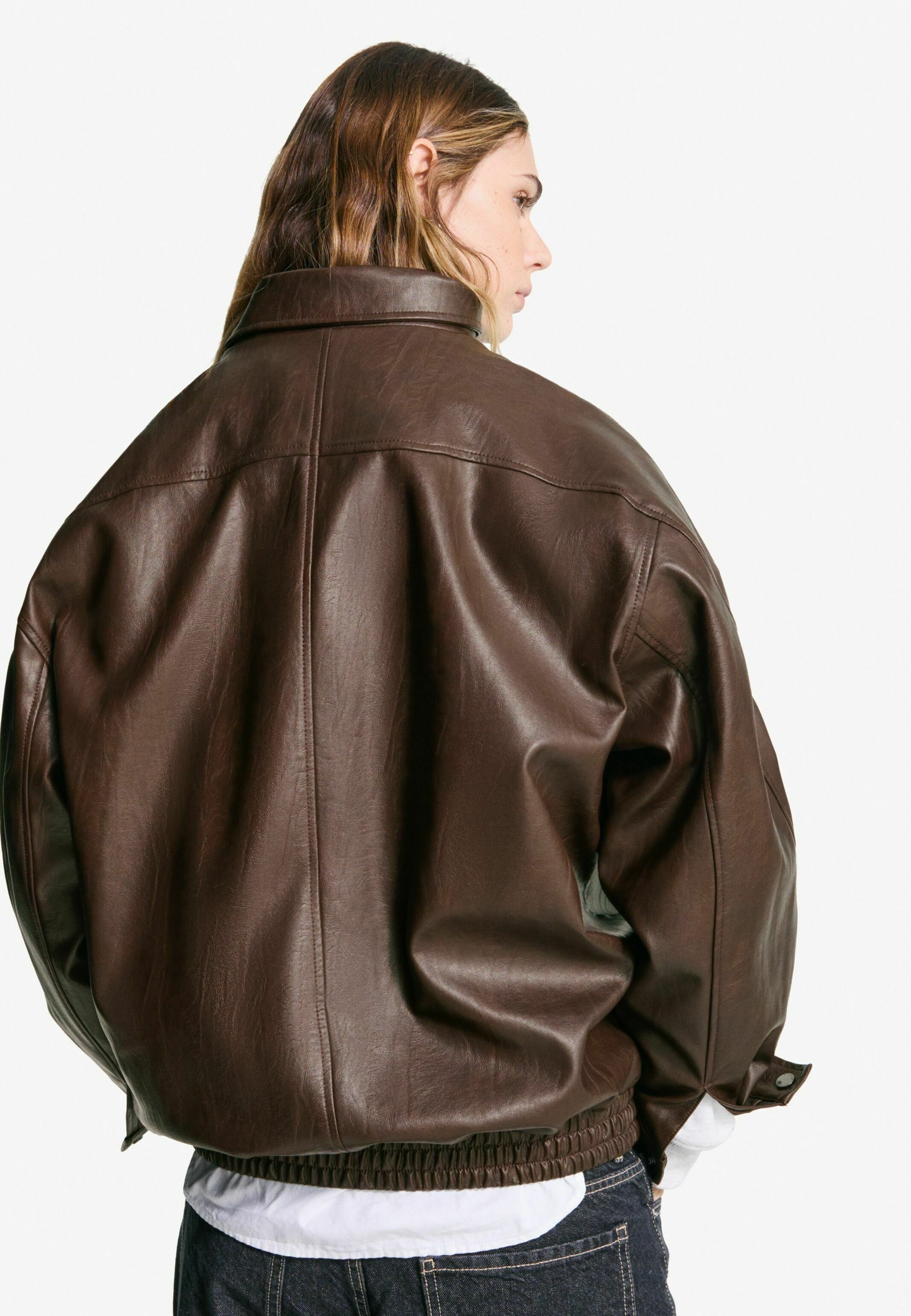 Bershka OVERSIZE - Giacca in similpelle - marrone scuro