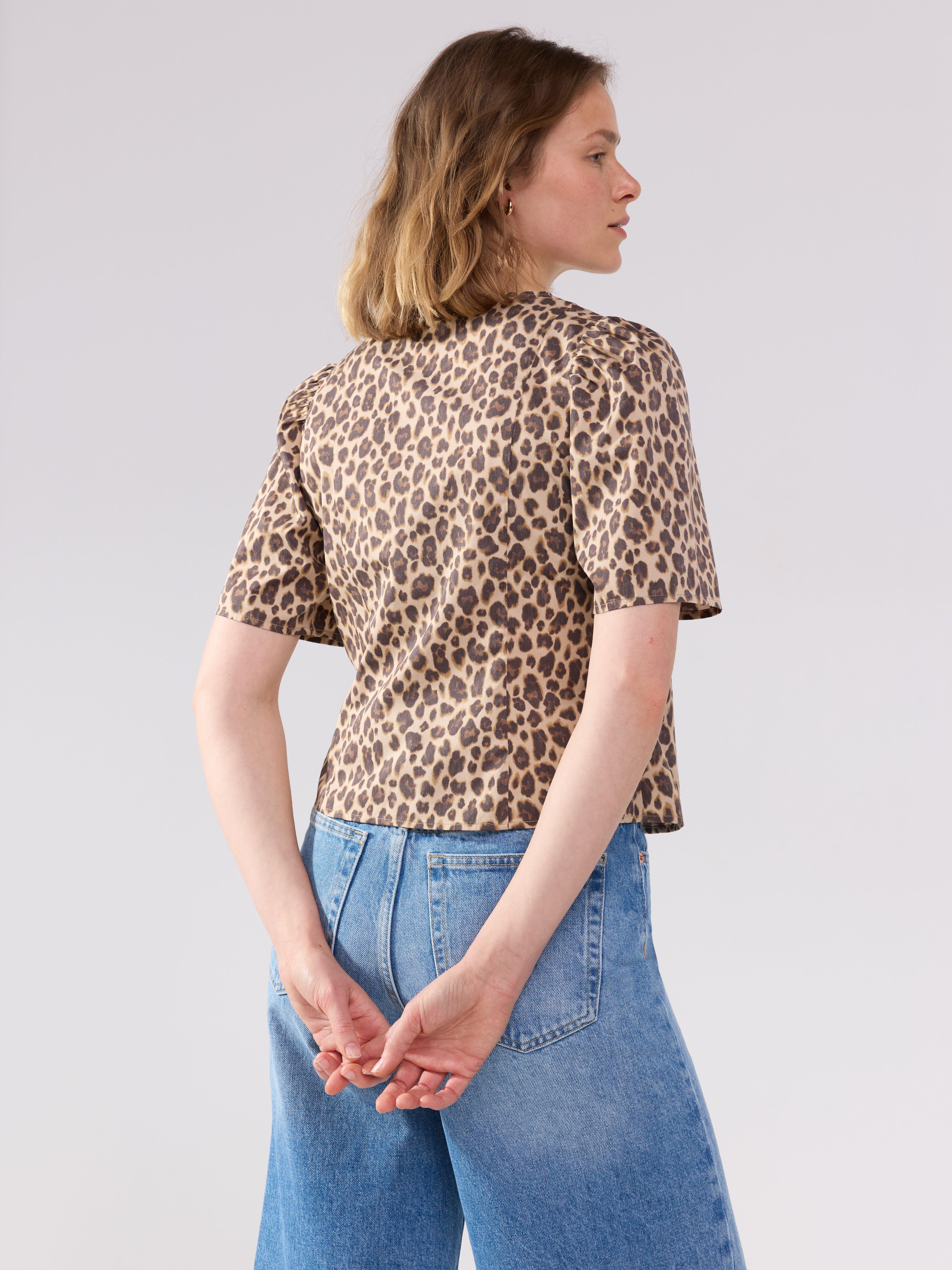 Blusa com modelagem transpassada bege