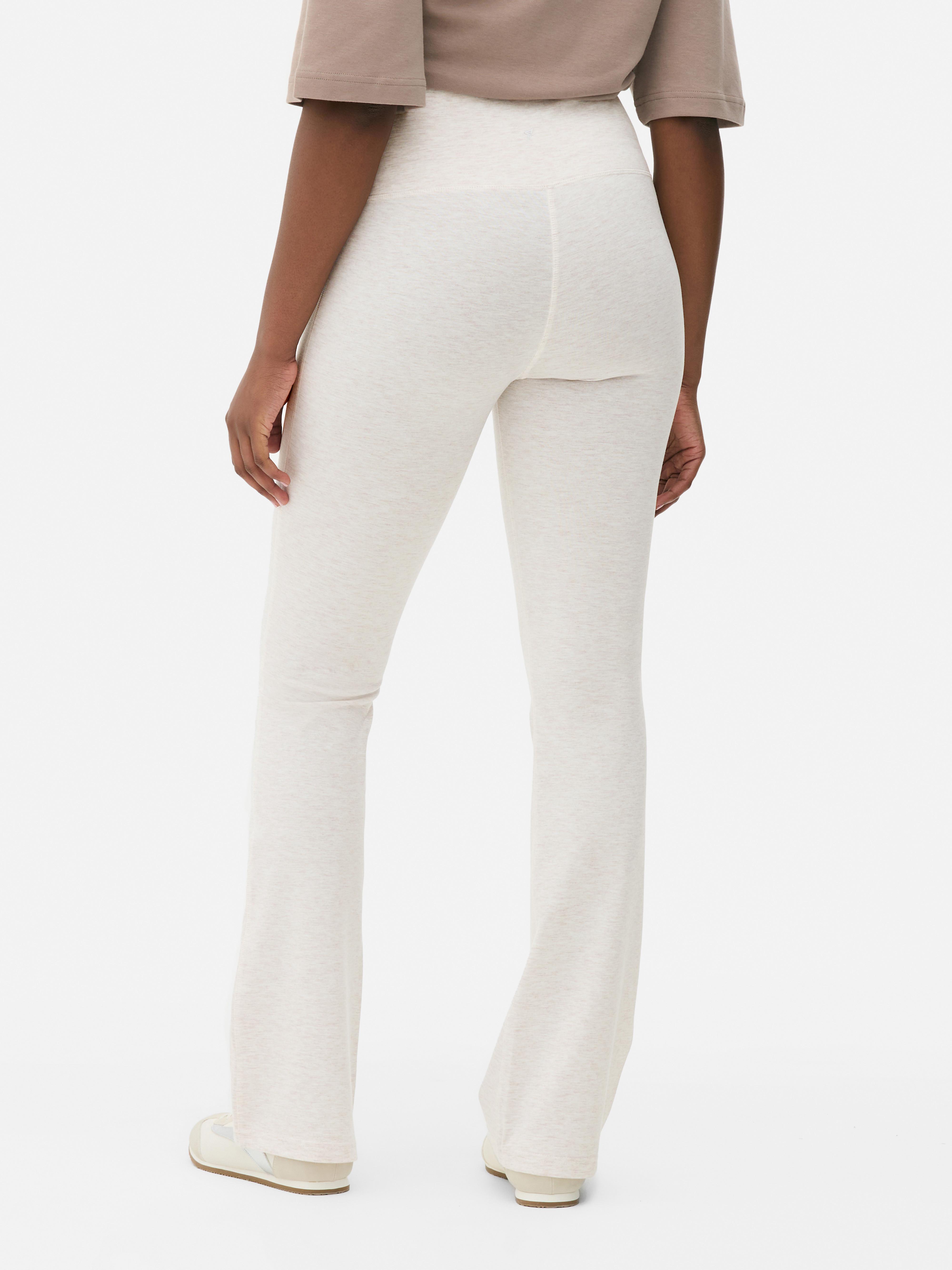 Colanți yoga evazați. Colanți cu talie elastică lată și talie evazată pe picioare pentru un look casual și sportiv.