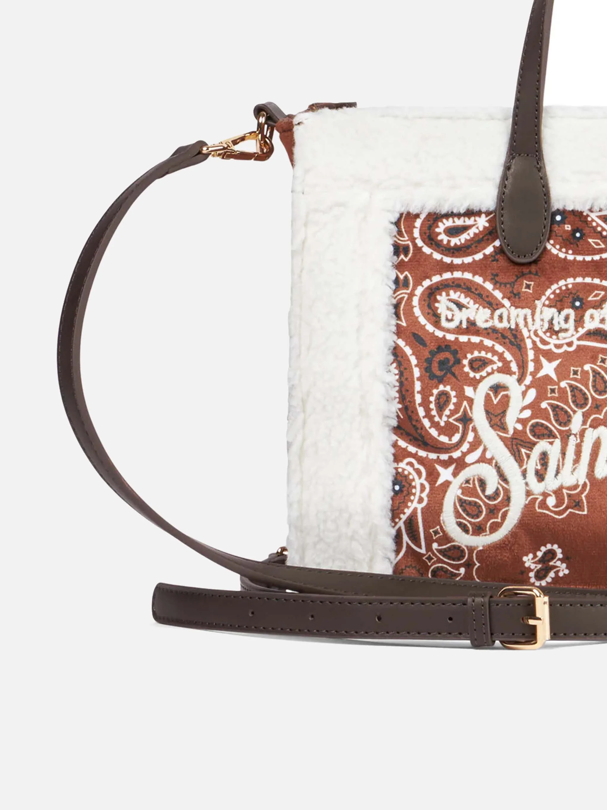 Vivian-tas met bandana-print en sherpa-details.