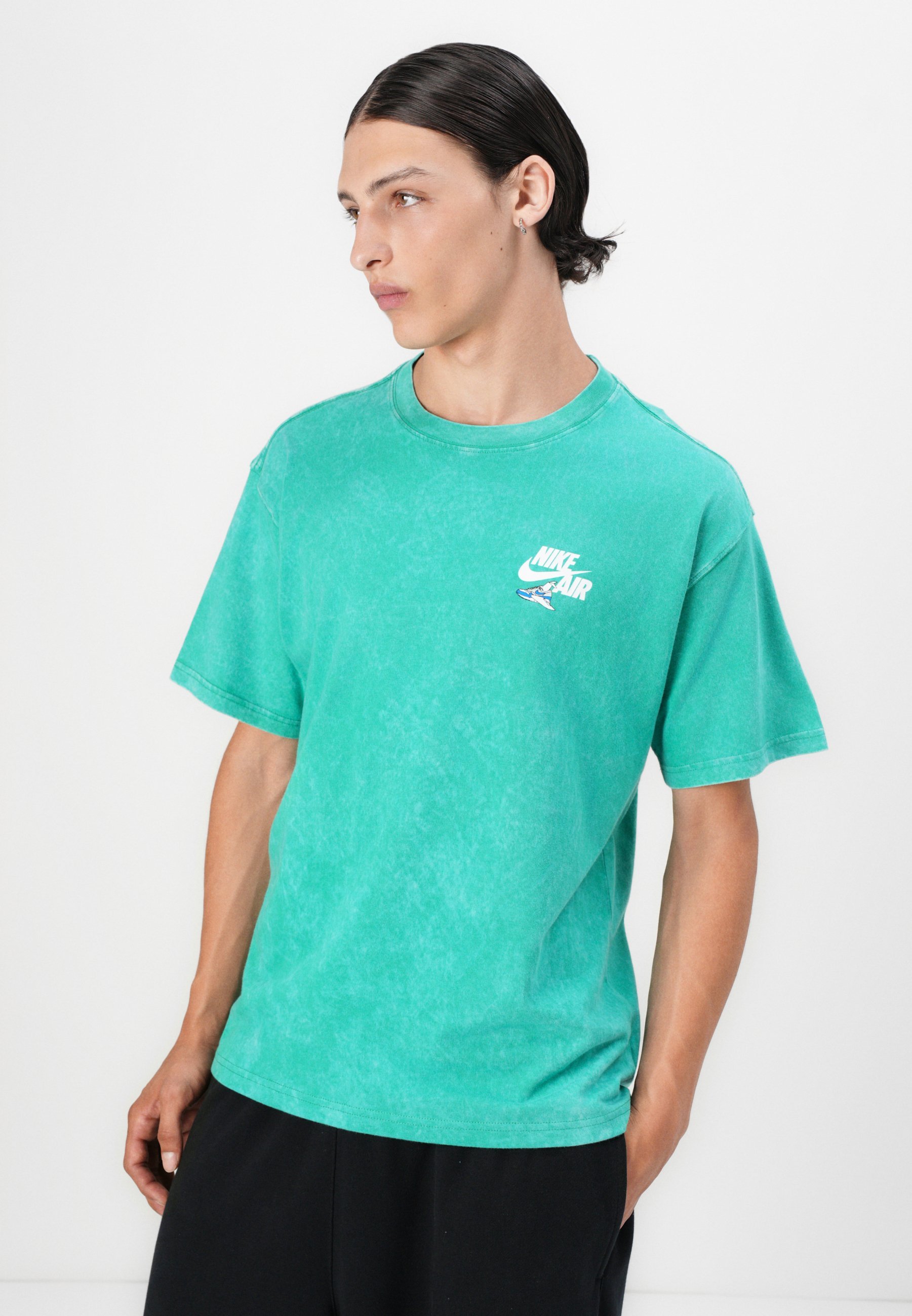 Nike Sportswear TEE CULTURE - T-shirt imprimé - vert stade