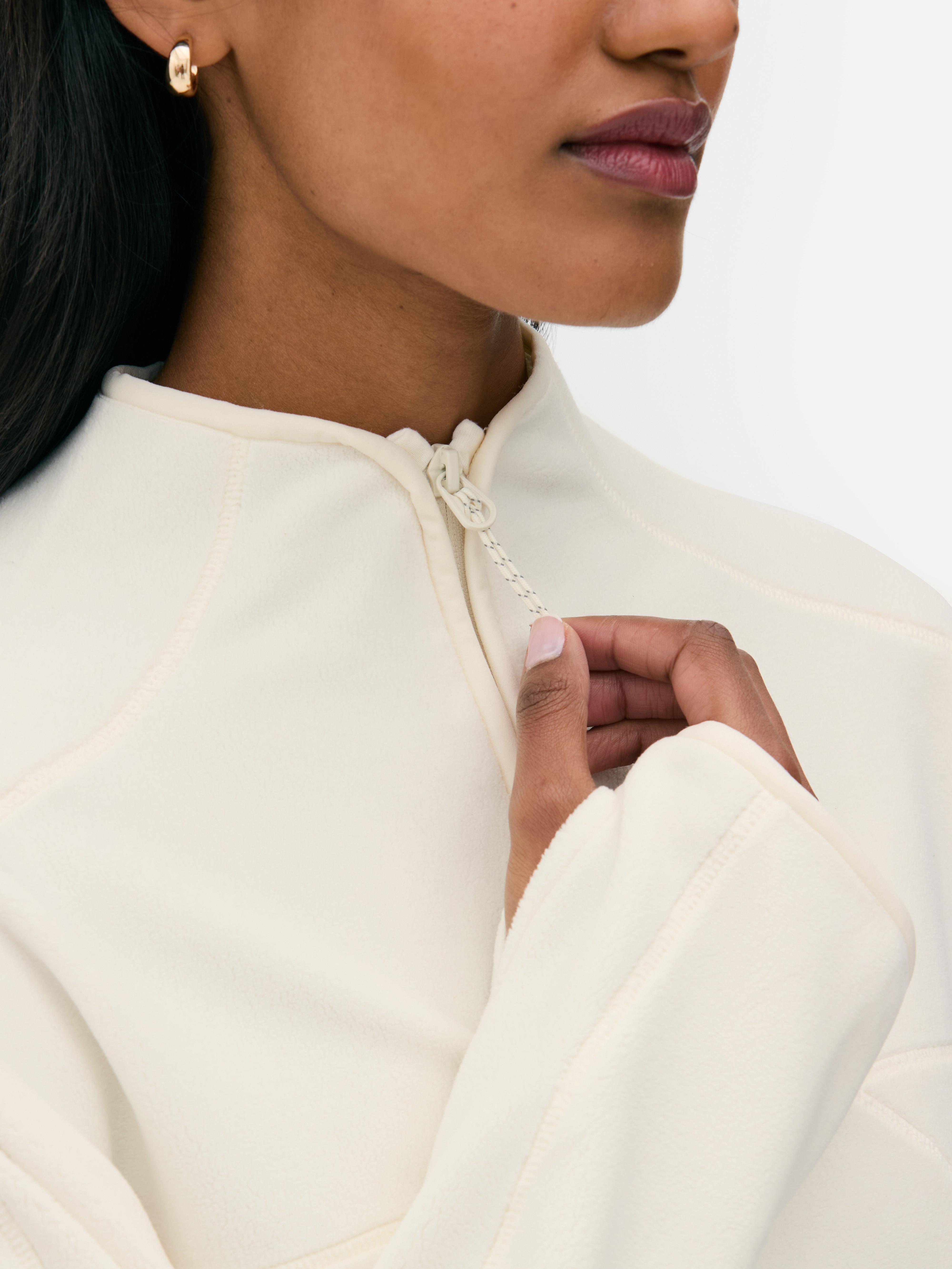 Fleece-Sweatshirt mit halbem Reißverschluss. Ein weiches Fleece-Sweatshirt mit halbem Reißverschluss und Paspelierung.