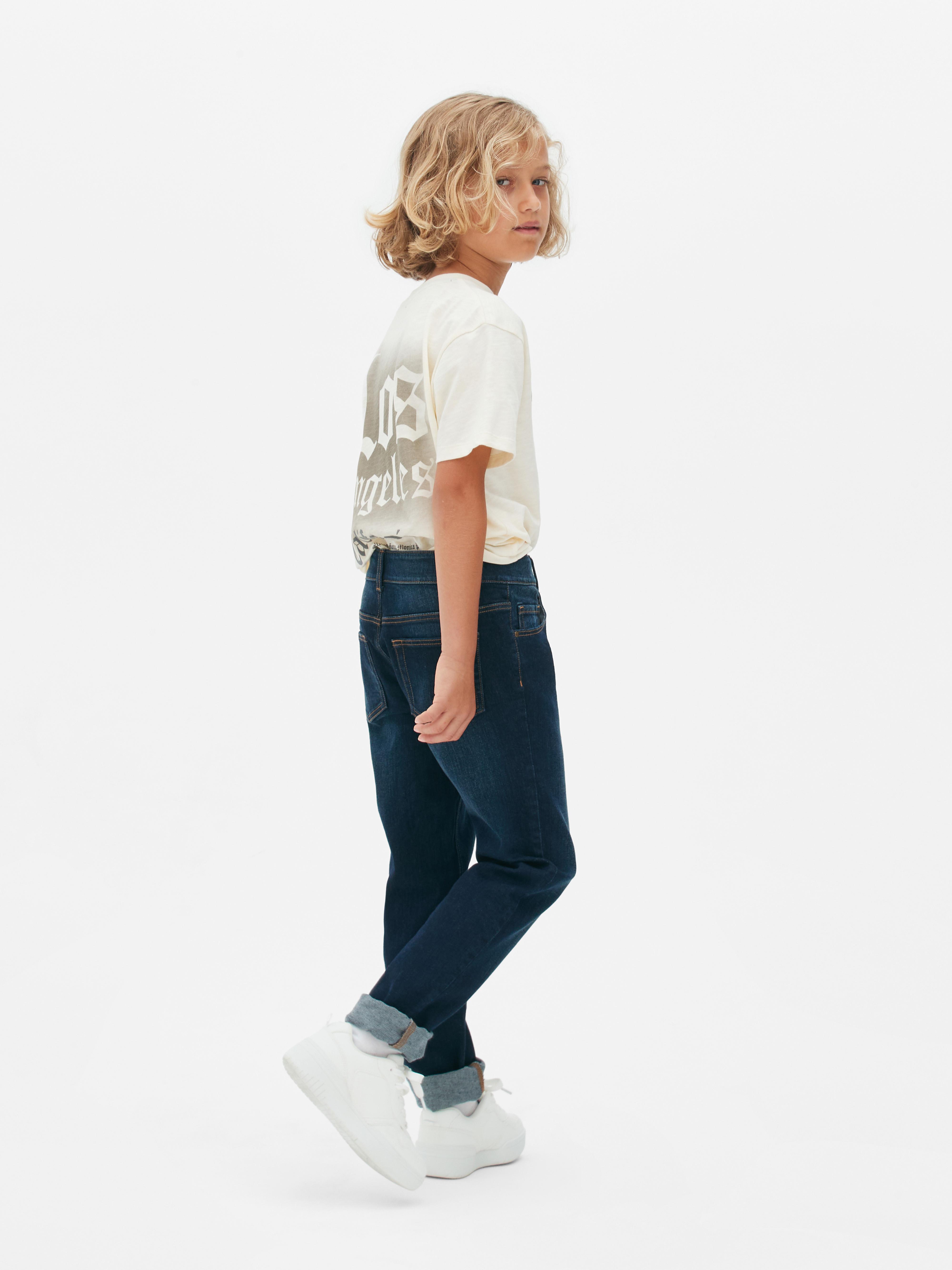 Slim fit farmer fiúknak. Ezek az övbújtatókkal és gombokkal ellátott, slim fit farmerek egy kis pluszt adnak a farmerkollekciónak.