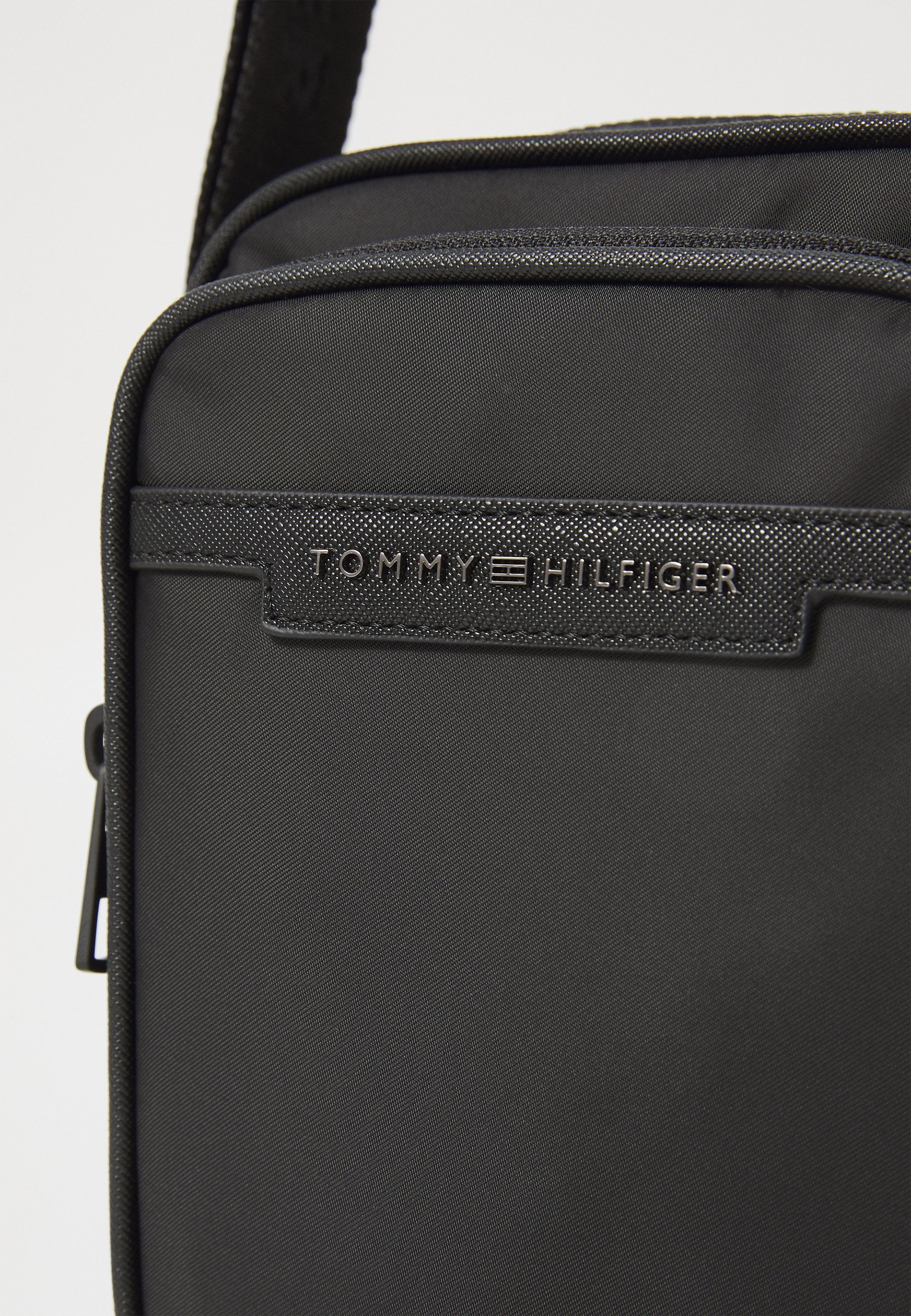 Sac bandoulière unisexe Tommy Hilfiger REPREVE MINI REPORTER - noir