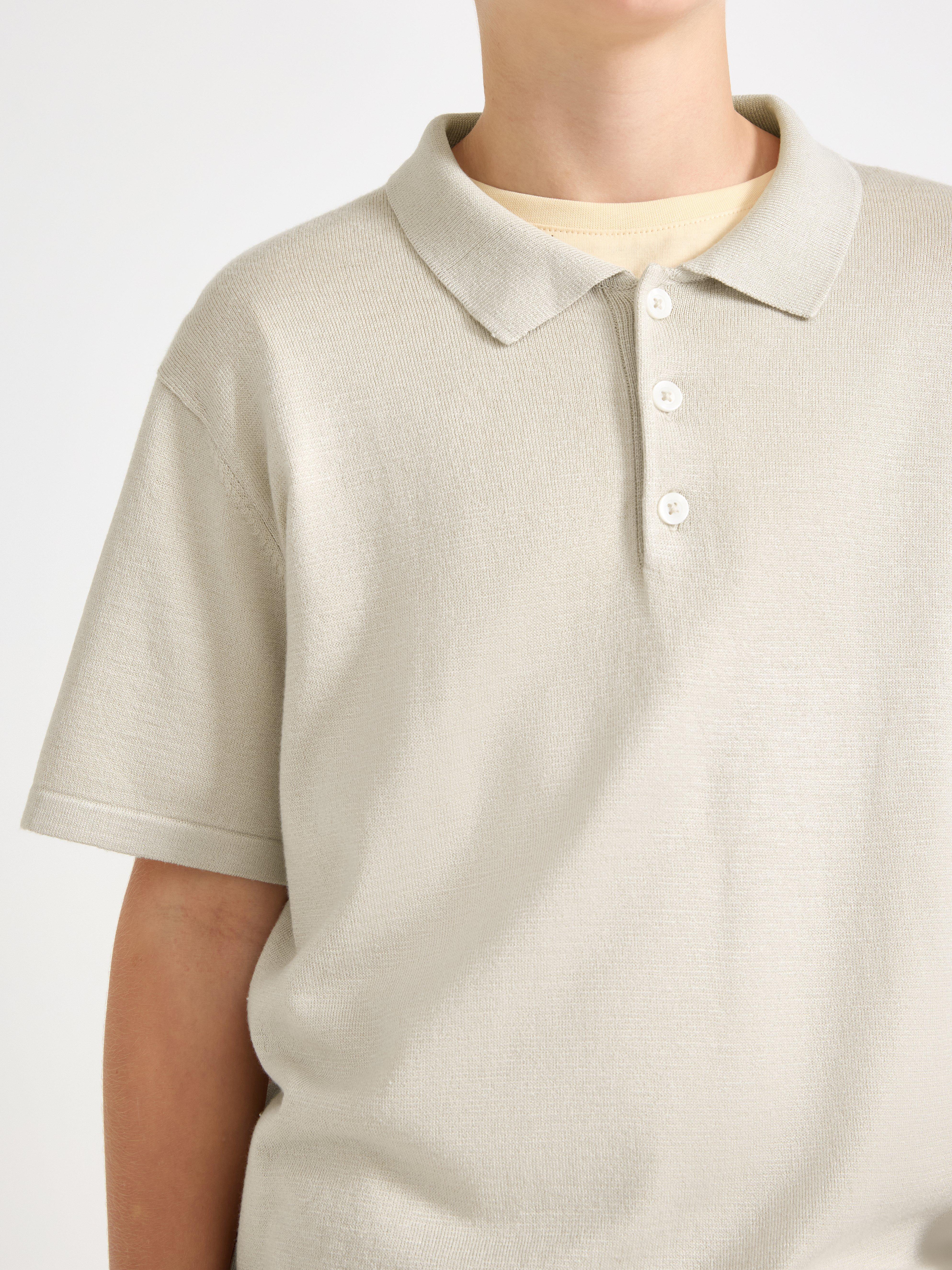 Camisa polo de malha fina, cor branco escuro acinzentado