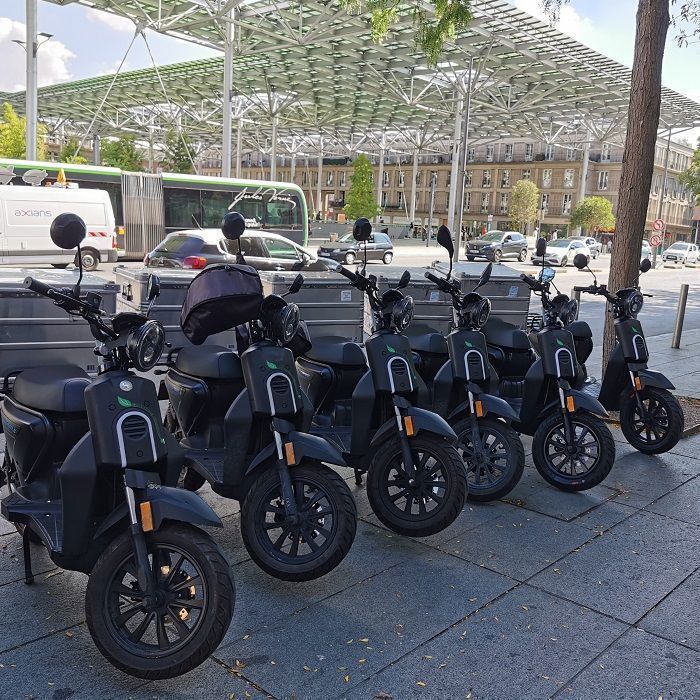Patinete eléctrico EUROCKA CKA EXPRESS, negro, batería de litio extraíble de 60 V y 29 Ah, autonomía de 60 km.