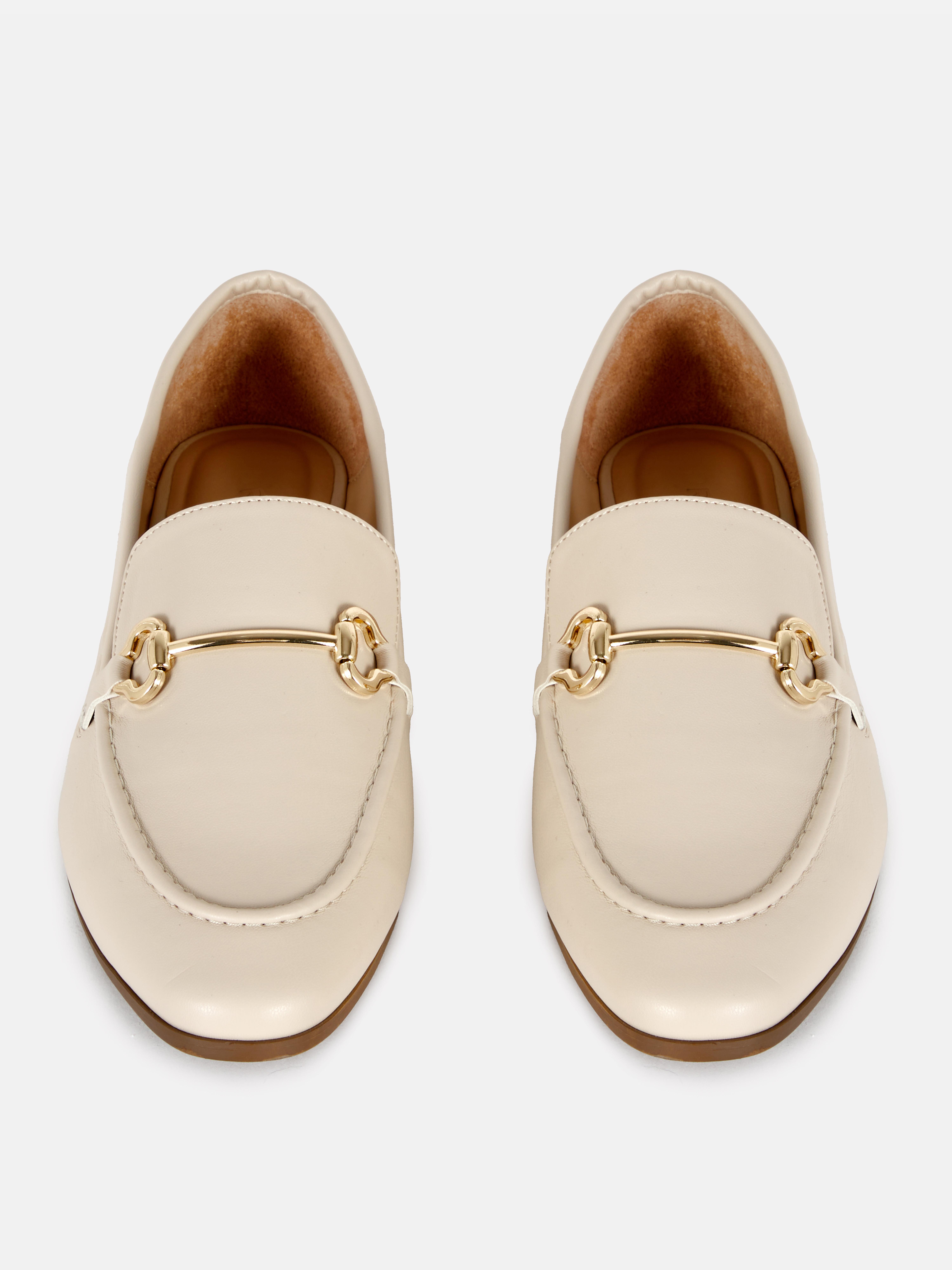 Mocasini din piele ecologică cu un aspect elegant. Nu credem că acești mocasini clasici se vor demoda prea curând...