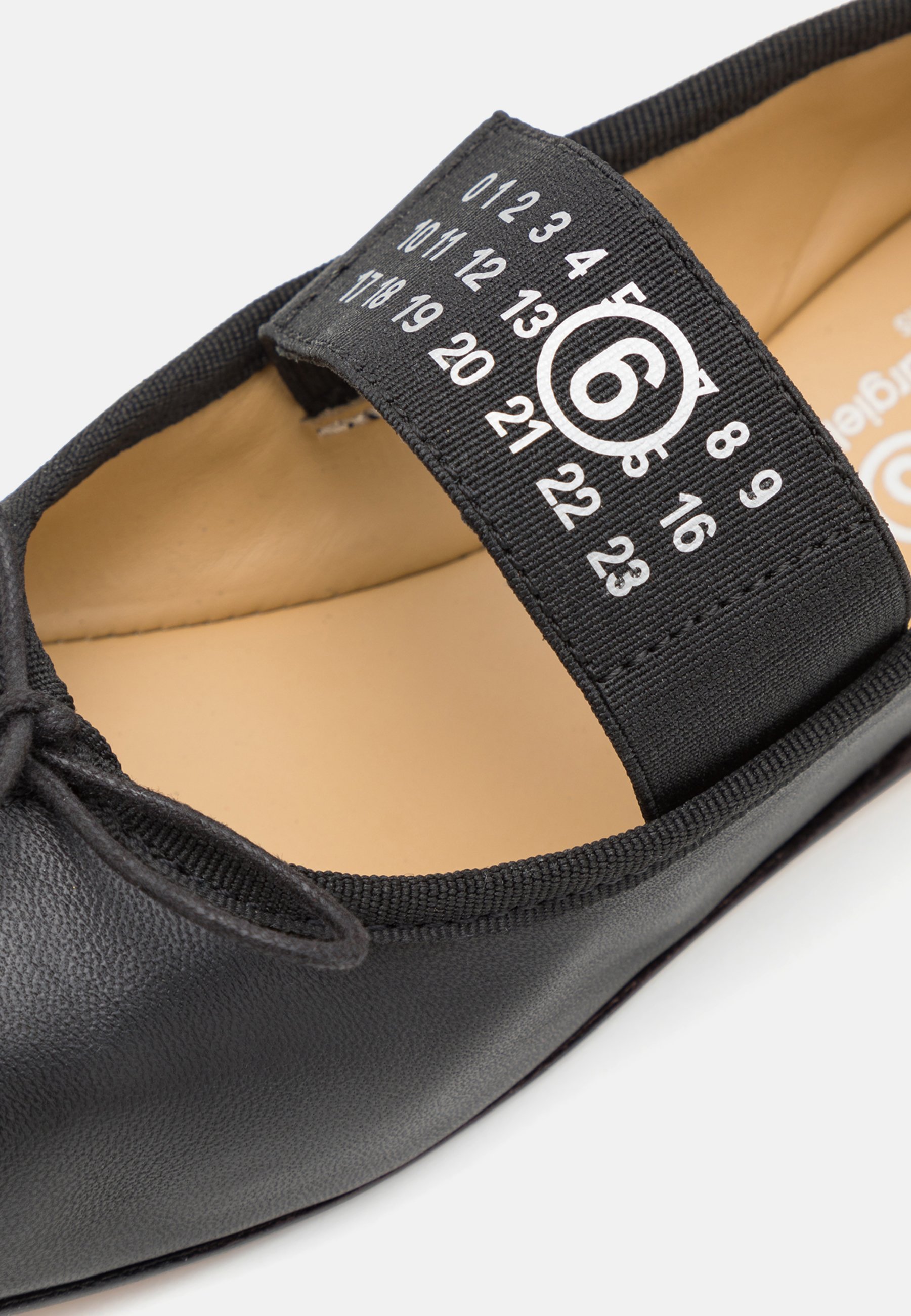 MM6 Maison Margiela baleto bateliai su dirželiu – juodi