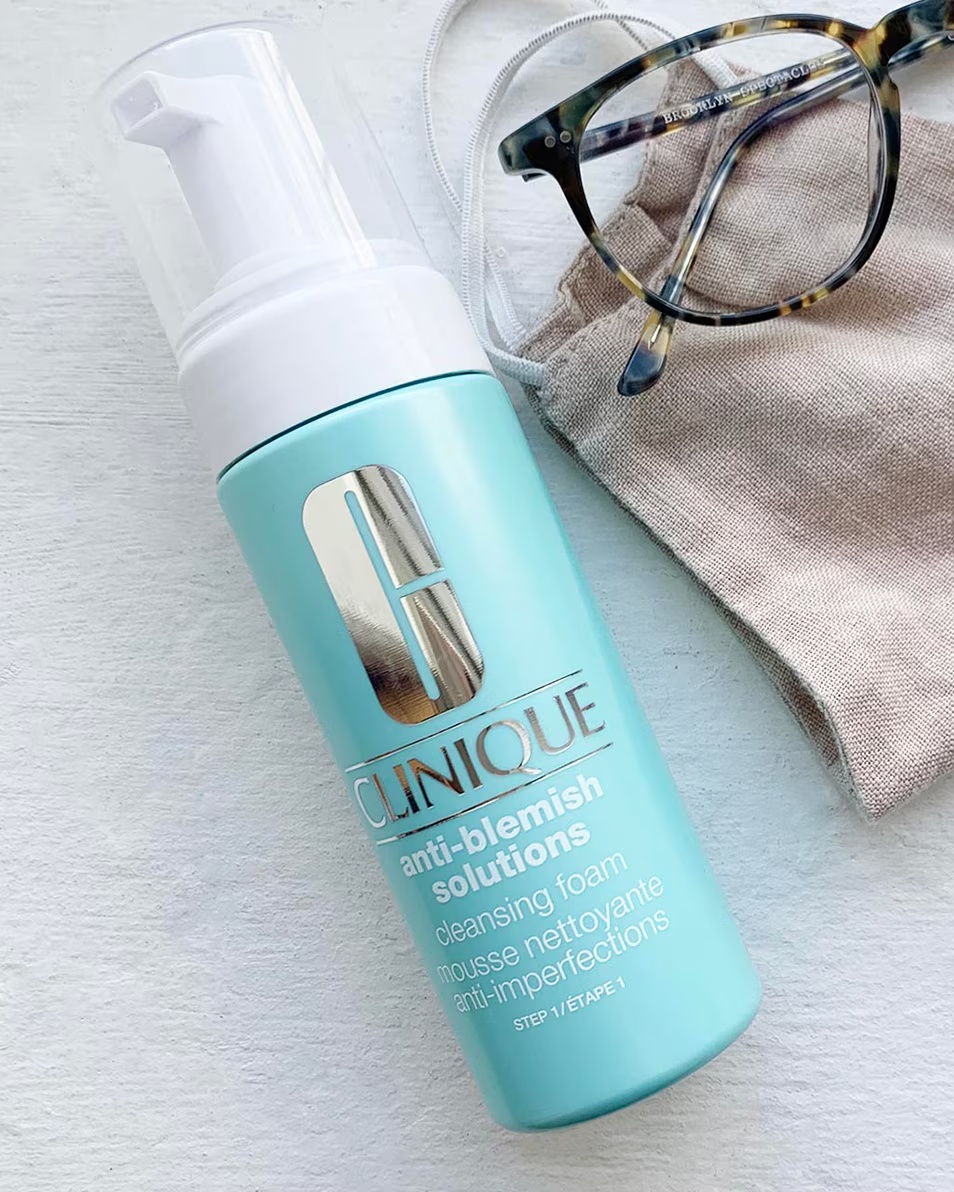 FOND DE TEN SPUMANT DE CURĂȚARE CLINIQUE ANTI-BLEMISH SOLUTIONS™ - TEN SENSIBIL - CAMUFLEAZĂ ȘI PREVINE IMPURITĂȚILE