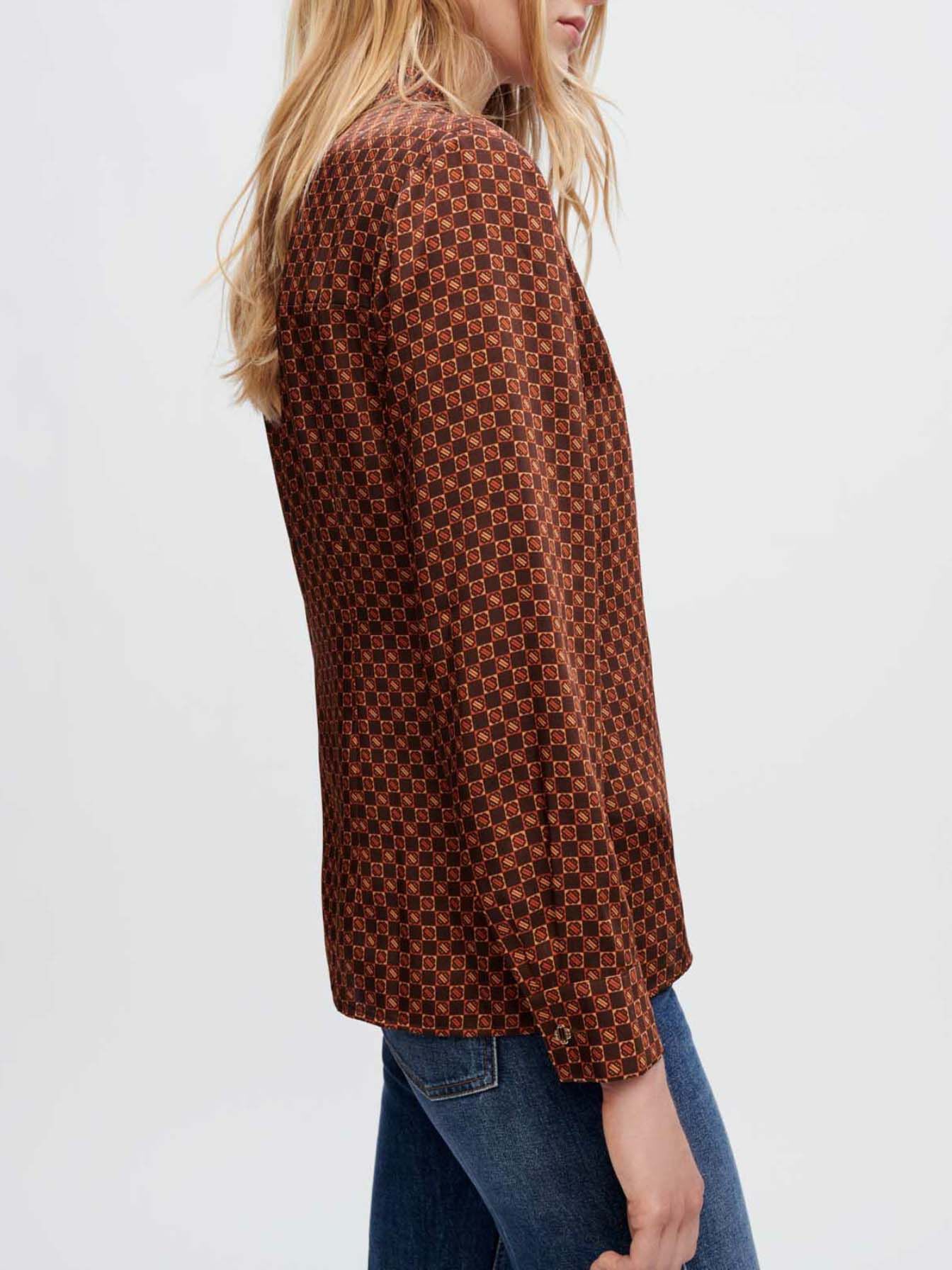 Satijnen shirt met mini-klaverprint.