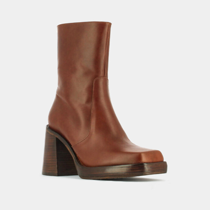 Boots à talons et bouts carrés  en cuir gras cognac