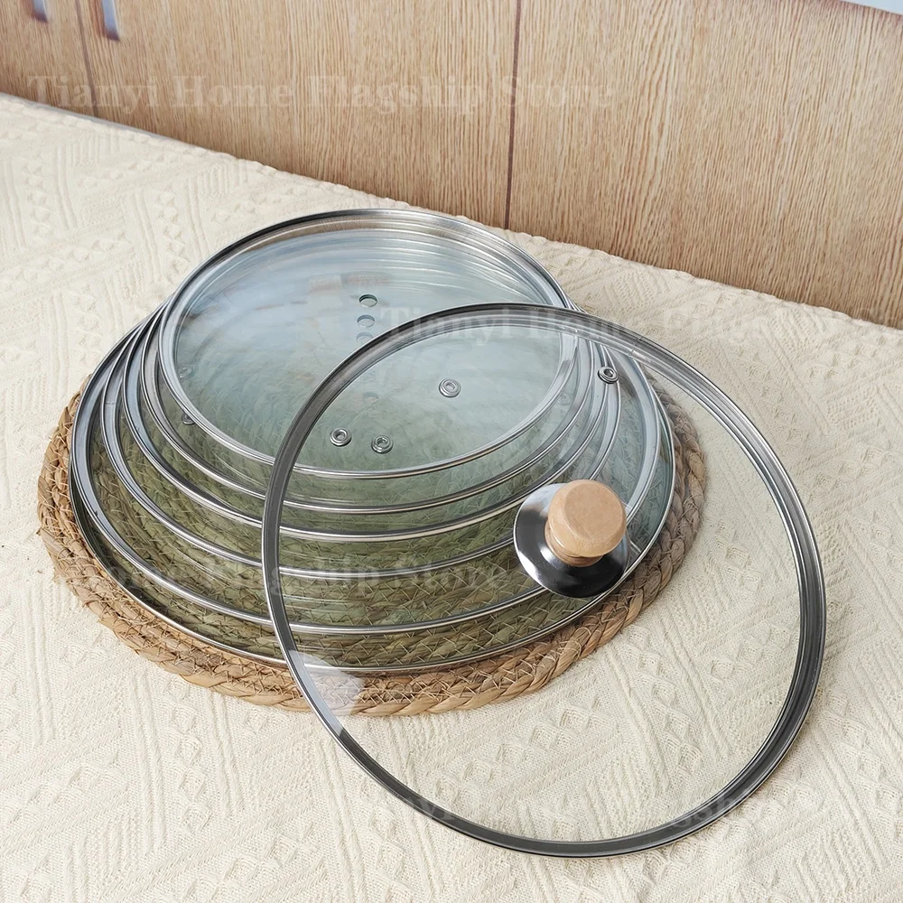 Couvercle de casserole en verre trempé avec poignée en bois et rebord, anti-éclaboussures et incassable, rond, pour une utilisation polyvalente dans la cuisine domestique.