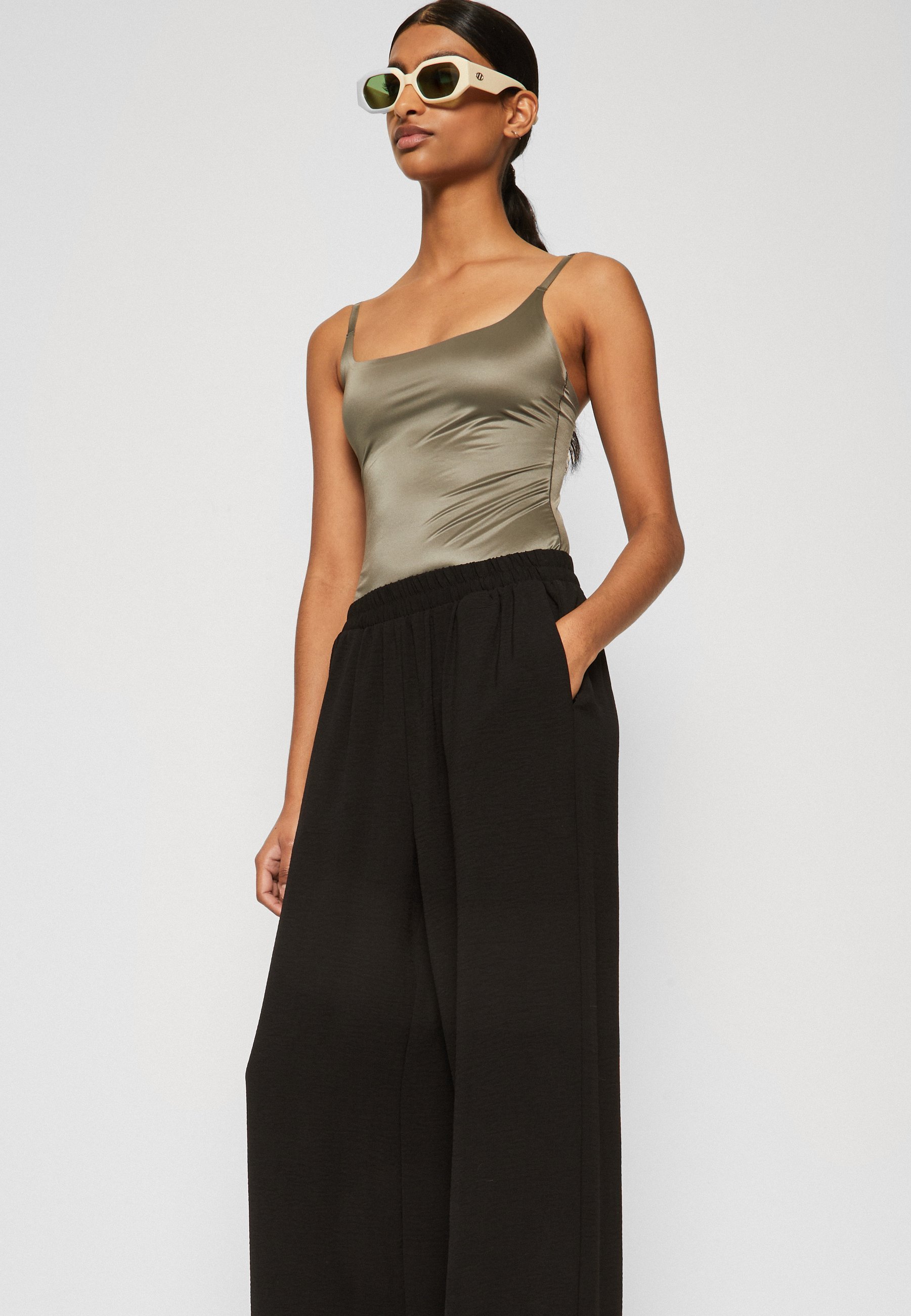 Vero Moda Petite VMALVA WIDE - Pantaloni - neri