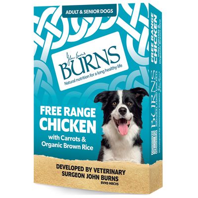 Burns-kanaa vapaiden kanojen kera, porkkanoita ja luomuruskeaa riisiä