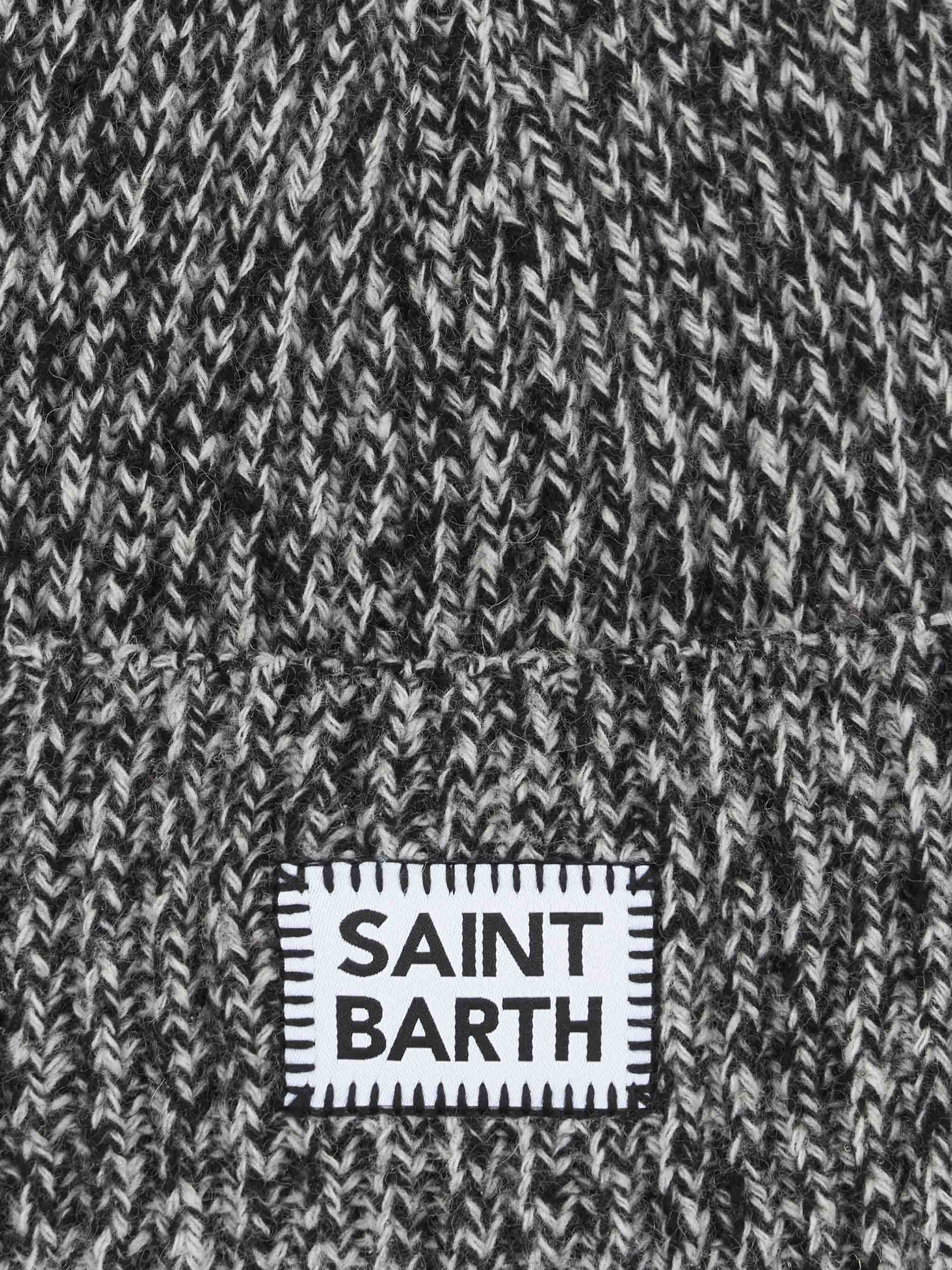 Witte dameshoed van mouliné met Saint Barth-borduurwerk.