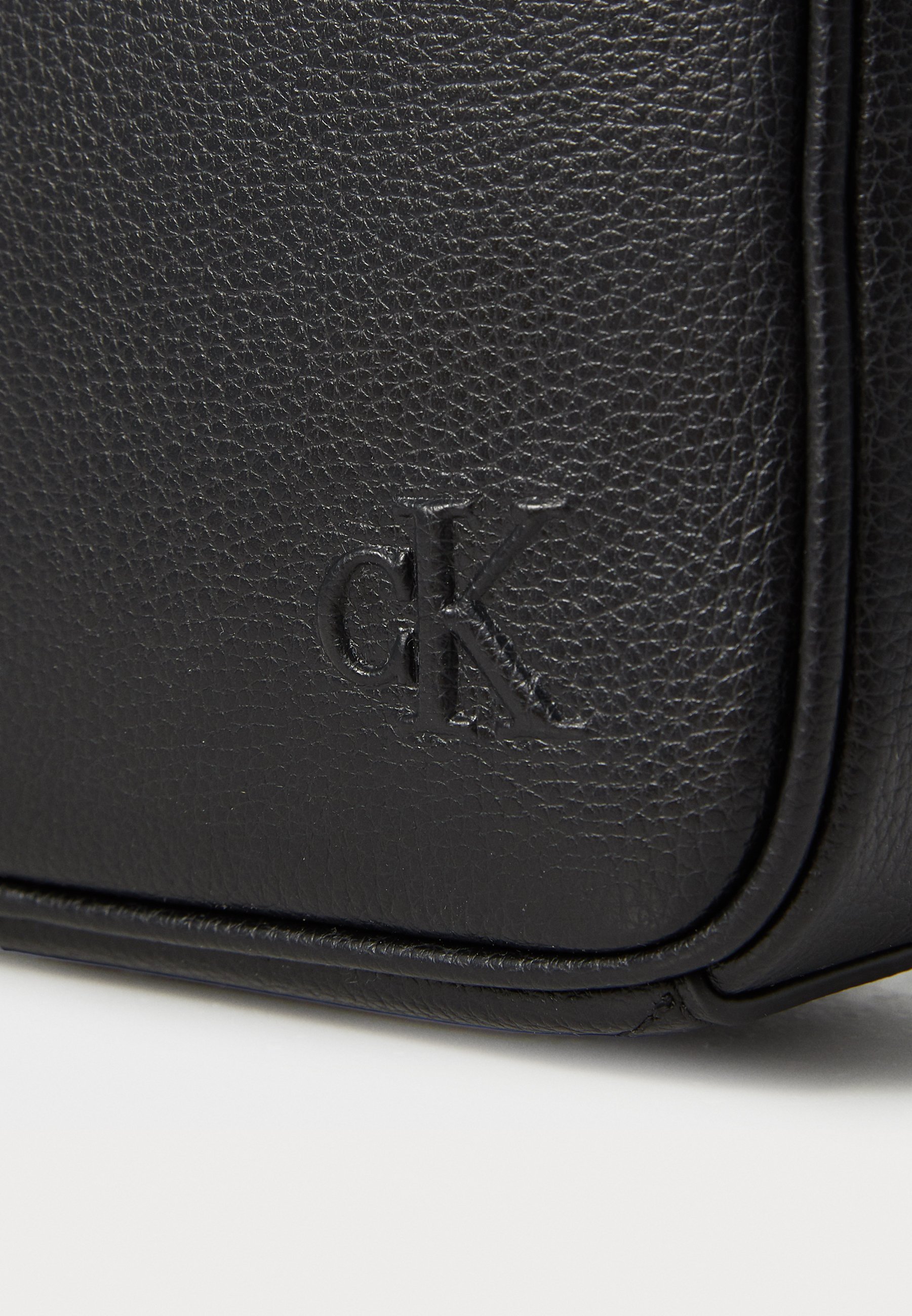 Calvin Klein WEBBING STRAP CAMERA BAG - Kabelka přes rameno - black