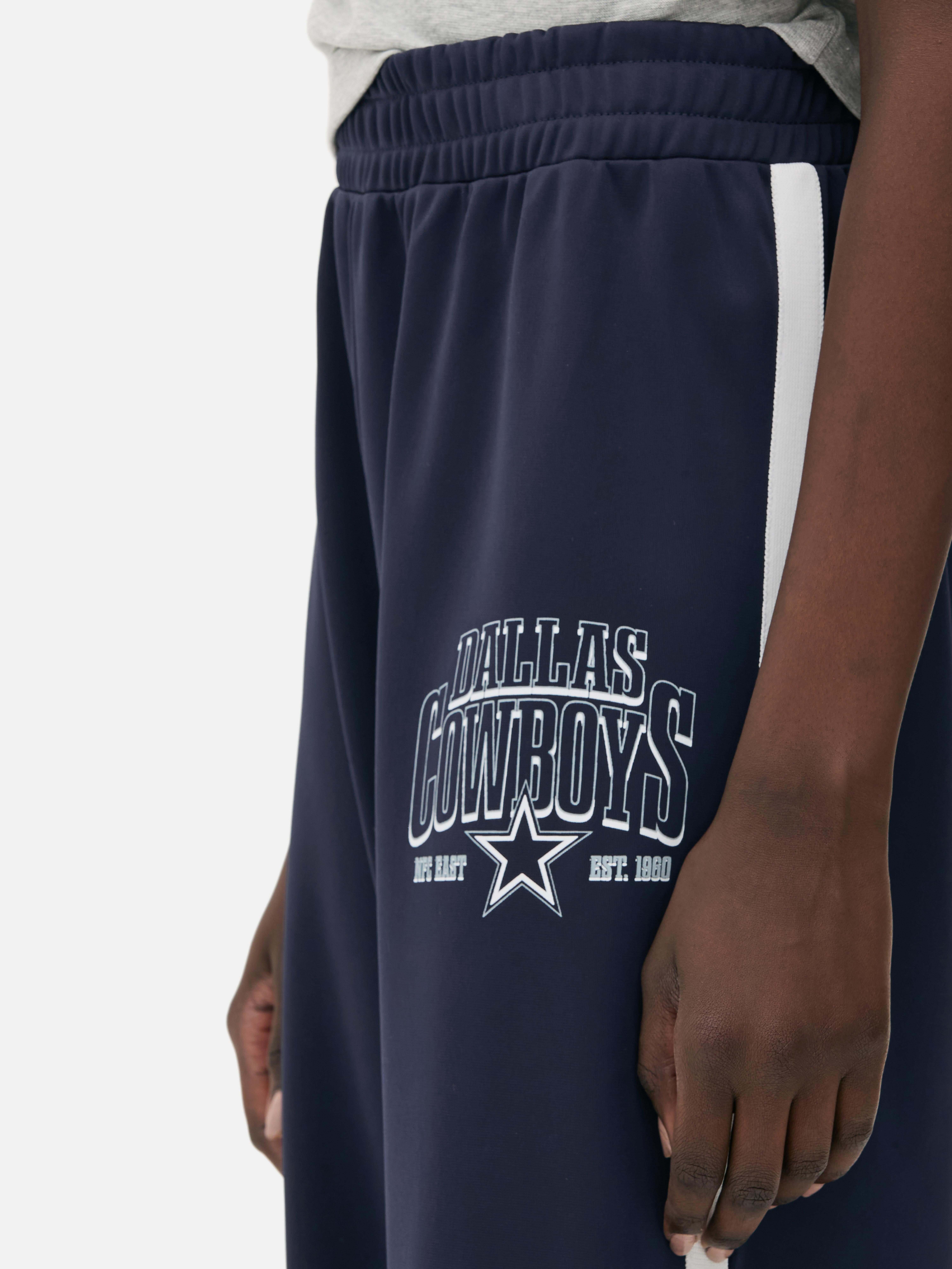 Pantaloni de jogging NFL Dallas Cowboys cu croială largă Un pantalon de jogging Dallas Cowboys cu croială largă și talie elastică lată