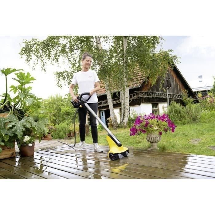 Limpiador de patios inalámbrico Karcher PCL 3-18 con batería de 18 V/2,5 Ah y cepillo giratorio.