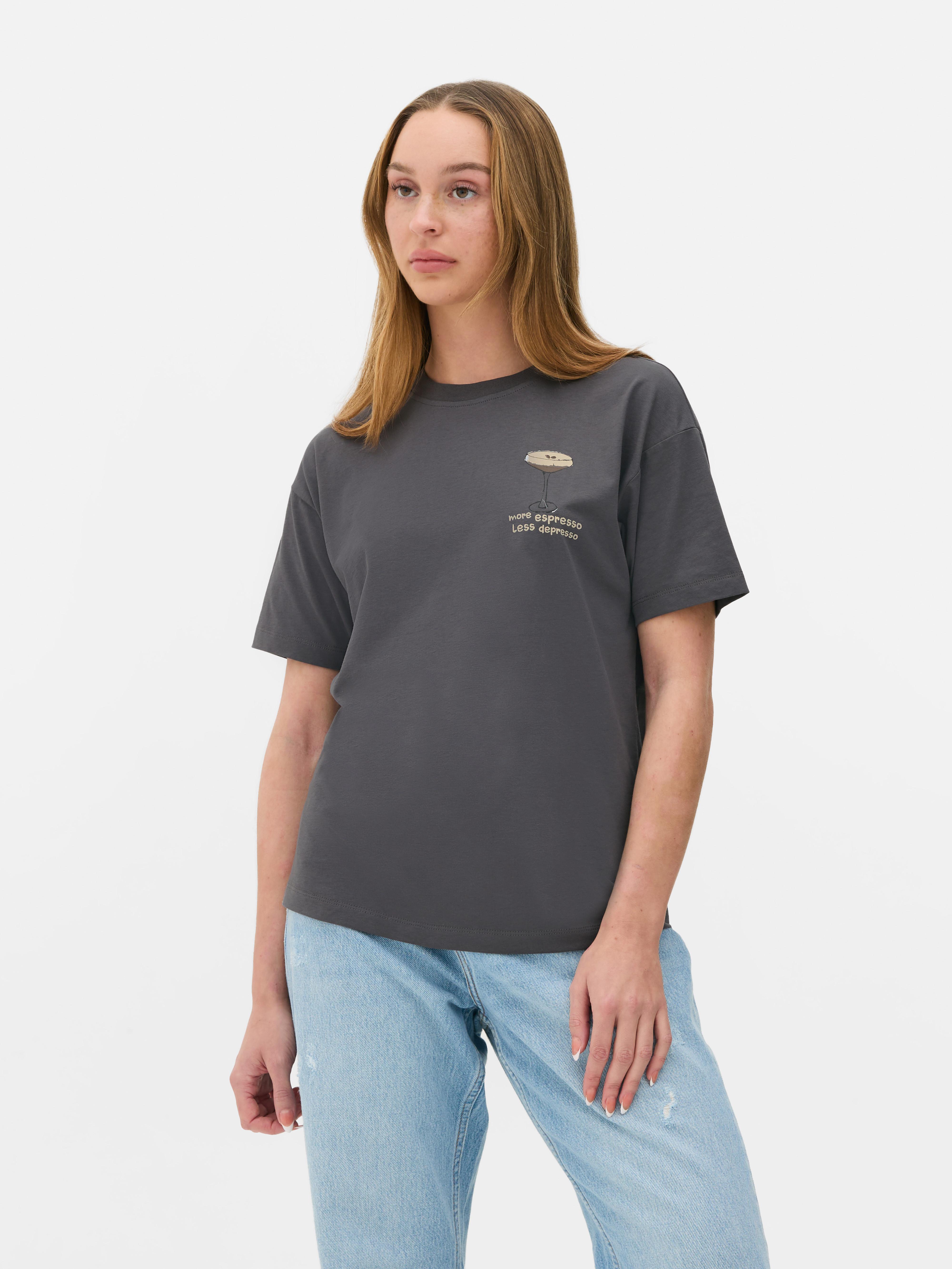 Tricou cu imprimeu espresso Un tricou cu croială lejeră, cu umeri căzuți, mâneci scurte și imprimeu espresso