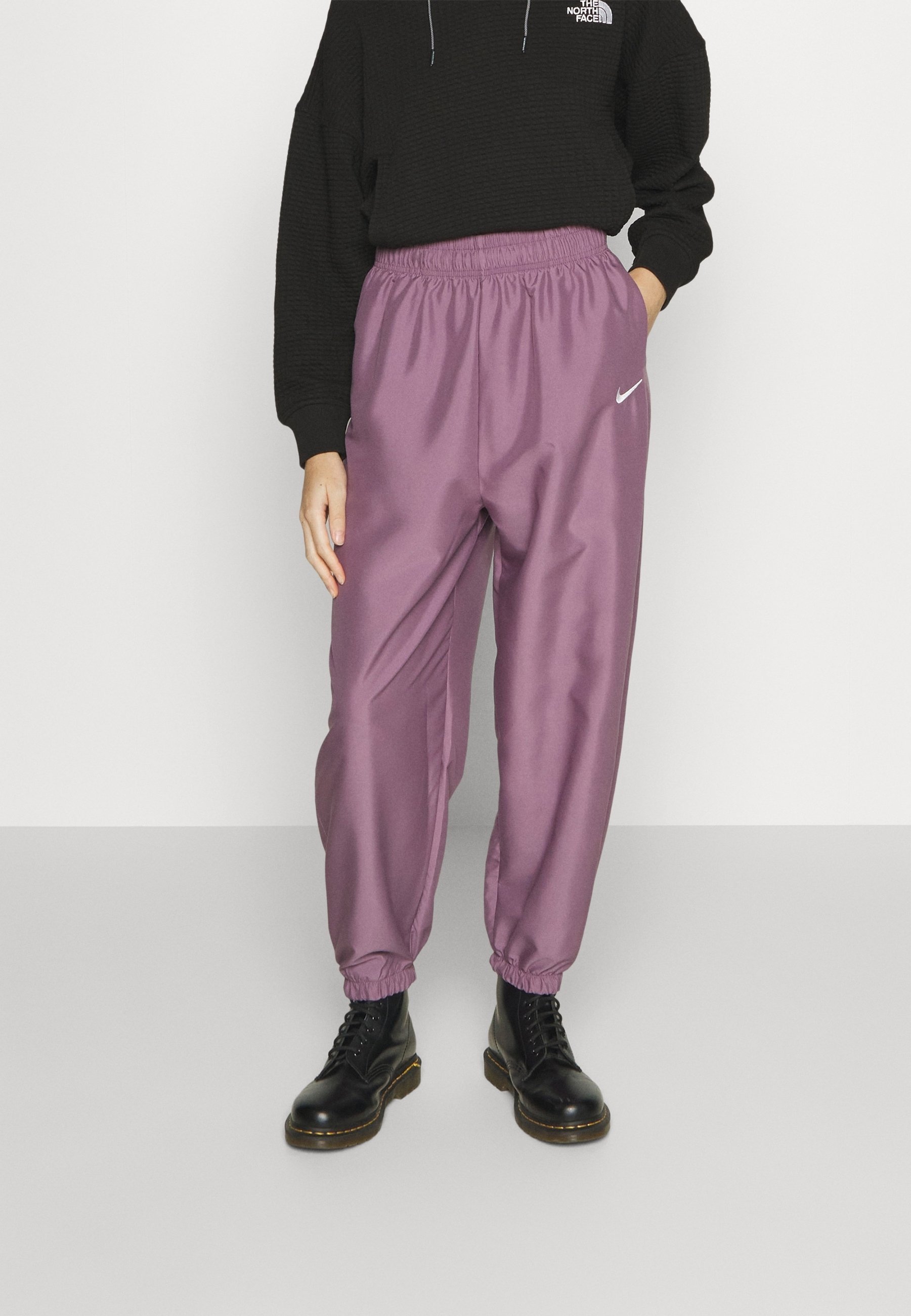 Pantaloni della tuta Nike Sportswear - lilla