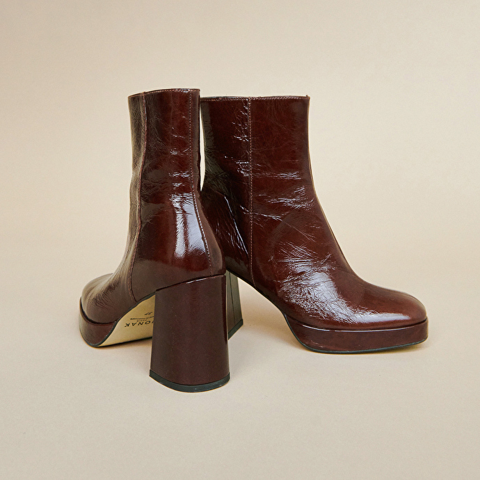 Boots à plateformes et bouts carrés  en cuir brillant marron