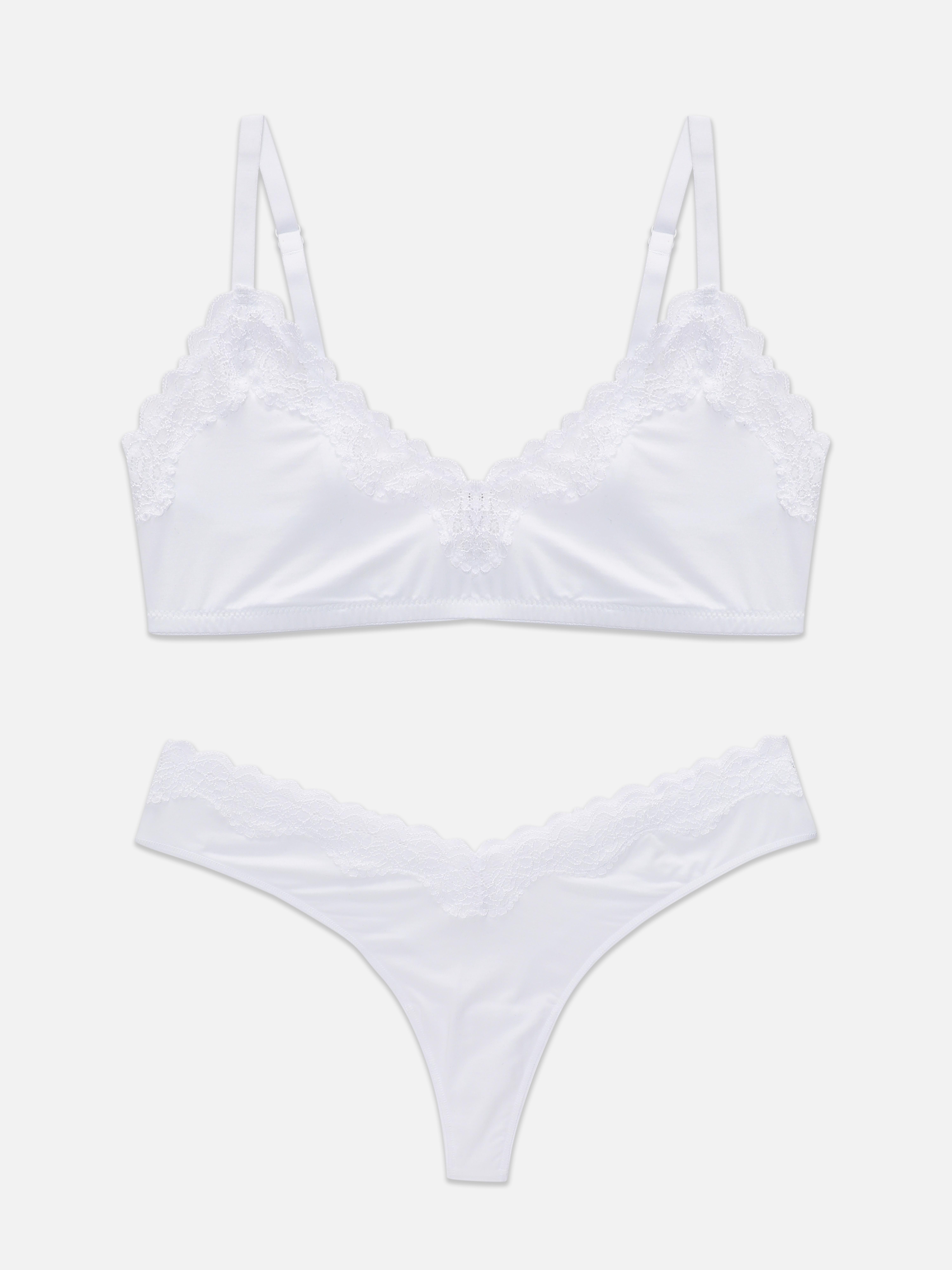 Completo intimo composto da reggiseno e perizoma semplici con bordo in pizzo. Valorizza la tua lingerie con il nostro reggiseno e perizoma semplici.