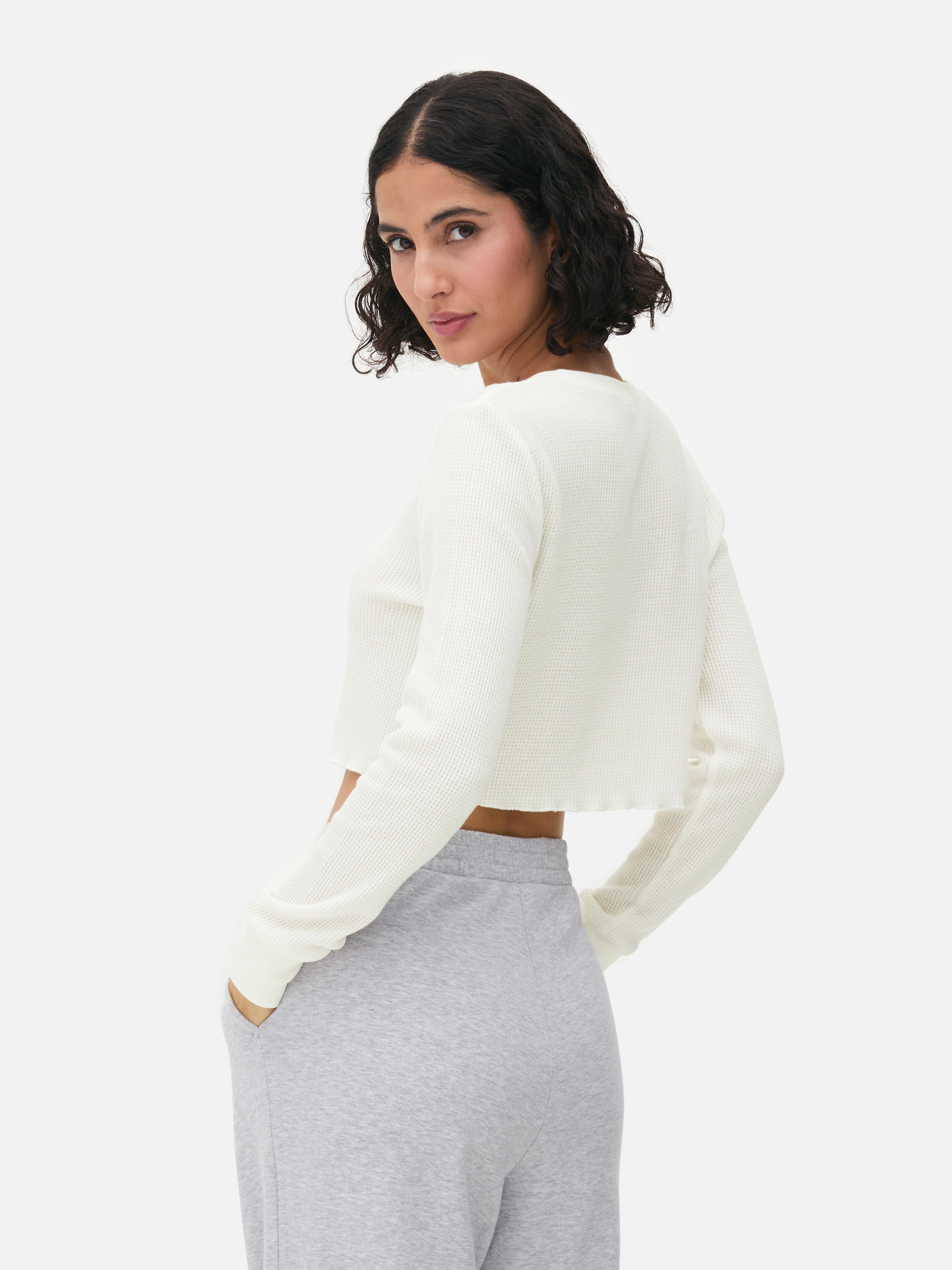 Κοντό τοπ Henley με υφή waffle Ένα κλασικό κοντό τοπ Henley με πατιλέτα με κουμπιά και υφή waffle