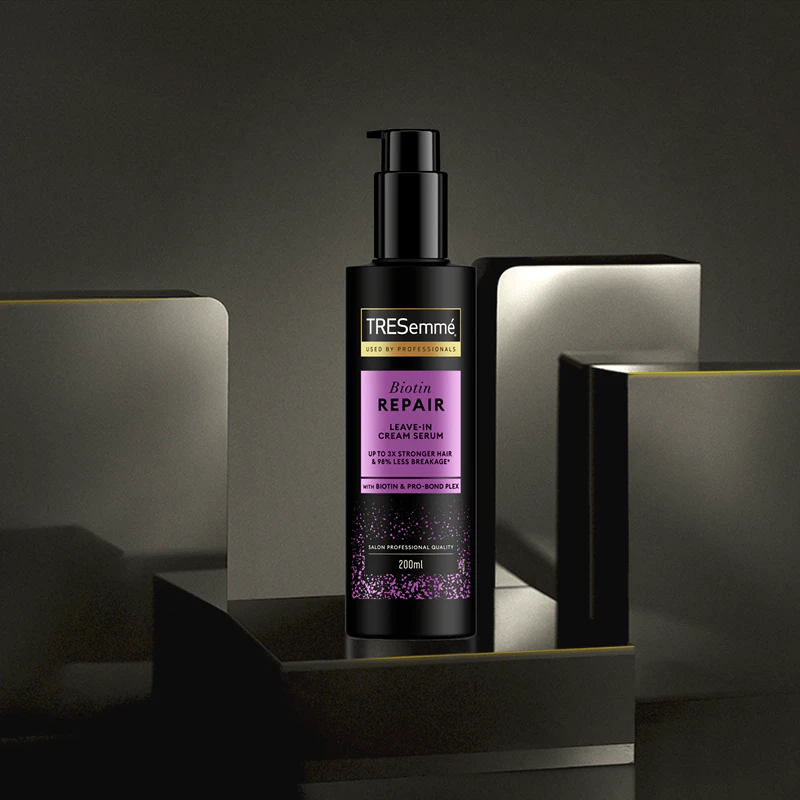 Sérum Creme Leave-In Reparador com Biotina TRESemmé para cabelos com aparência impecável.