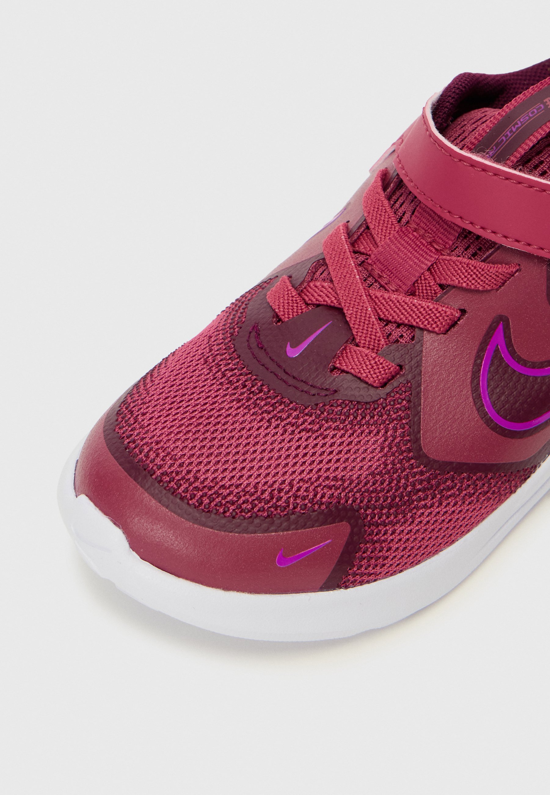 Nike Performance COSMIC RUNNER UNISEXE - Chaussures de running sur route - betterave douce/violet vif/bordeaux