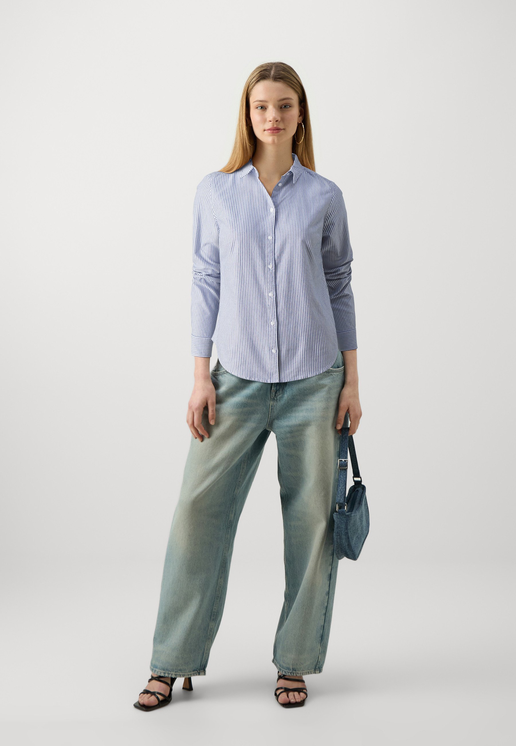 Camicia Gina Tricot JESSIE - Camicetta con bottoni - blu cobalto/bianco