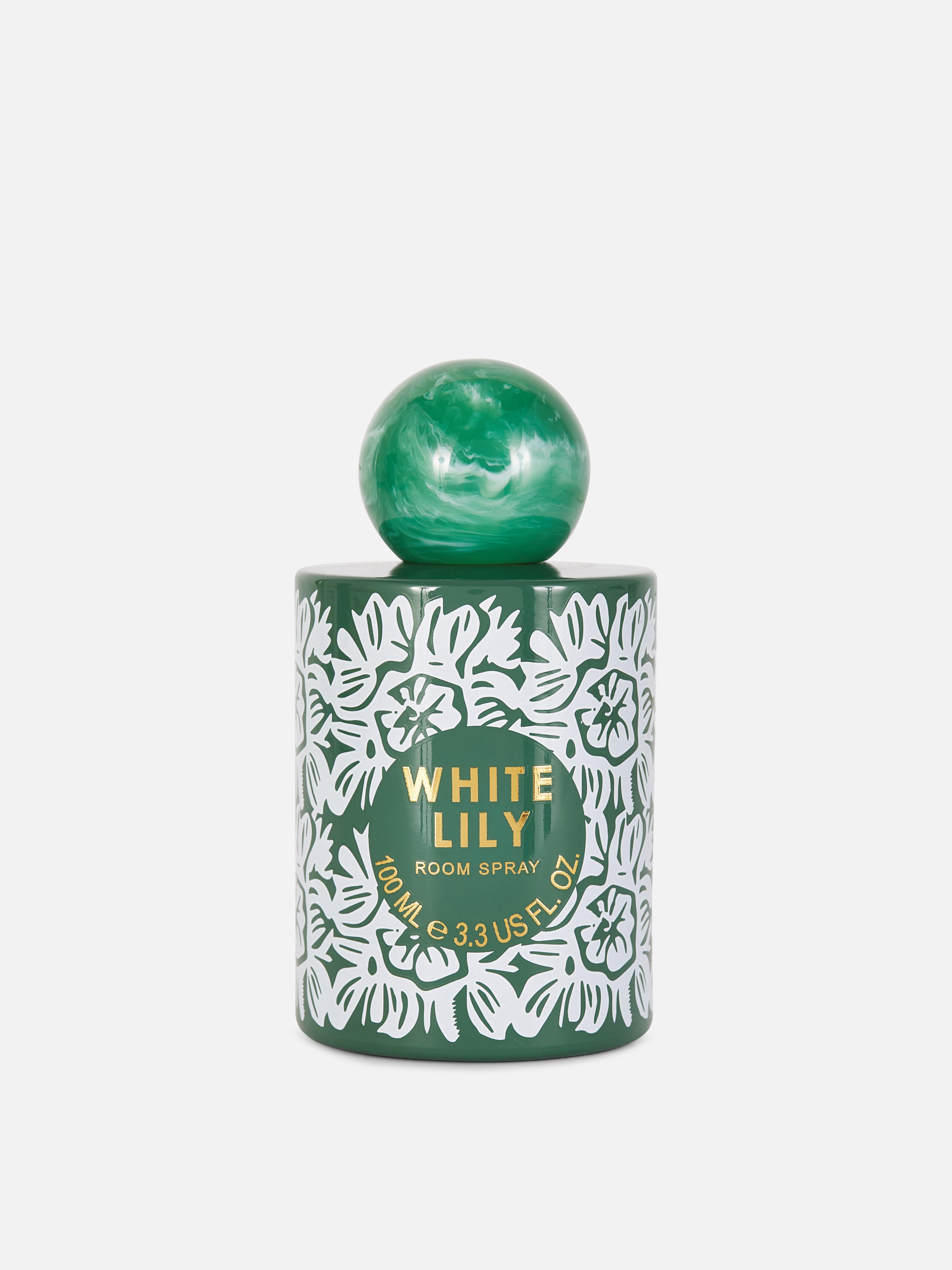 Spray de cameră într-un suport floral Un spray de cameră într-un suport cu motiv floral luxuriant