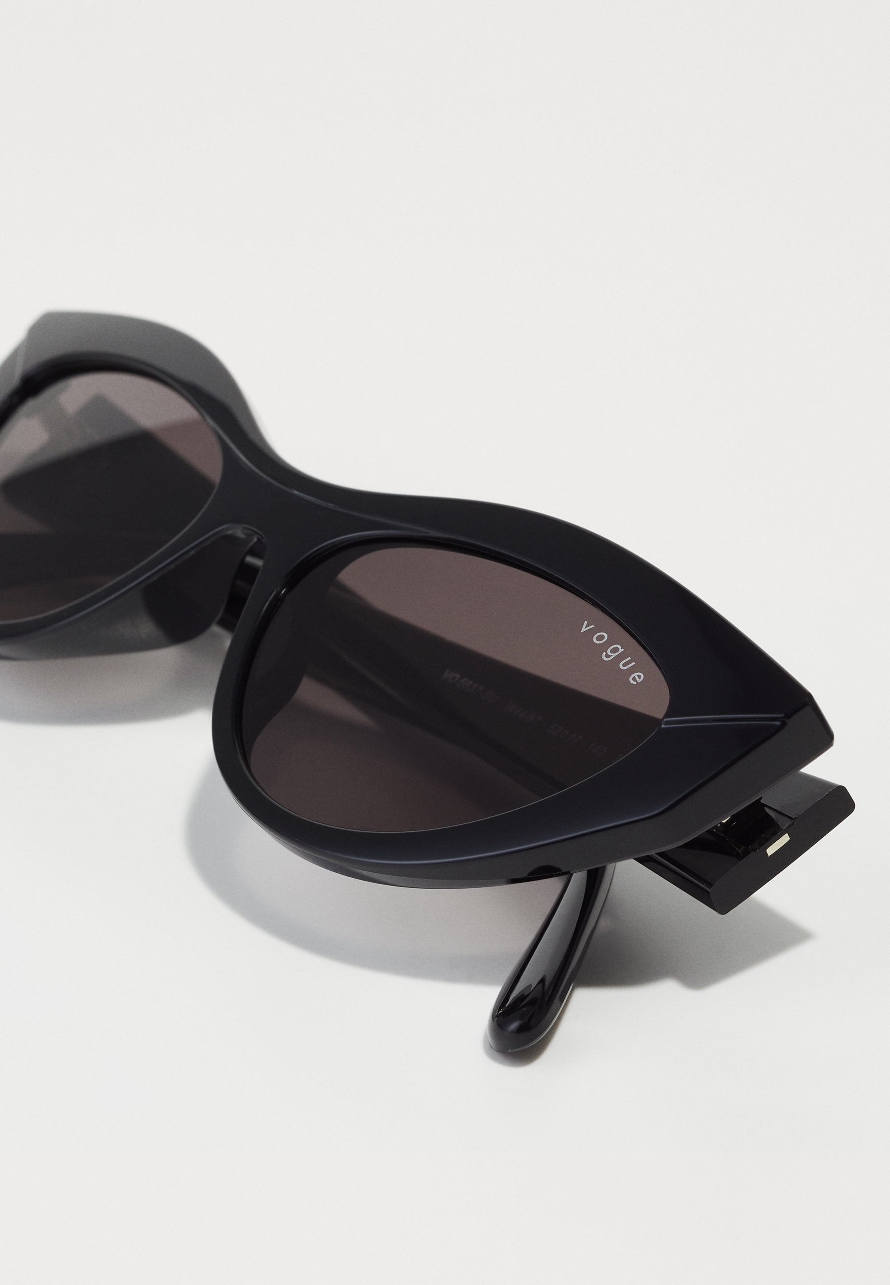 Lunettes de soleil VOGUE Eyewear 0VO5637SU - noires