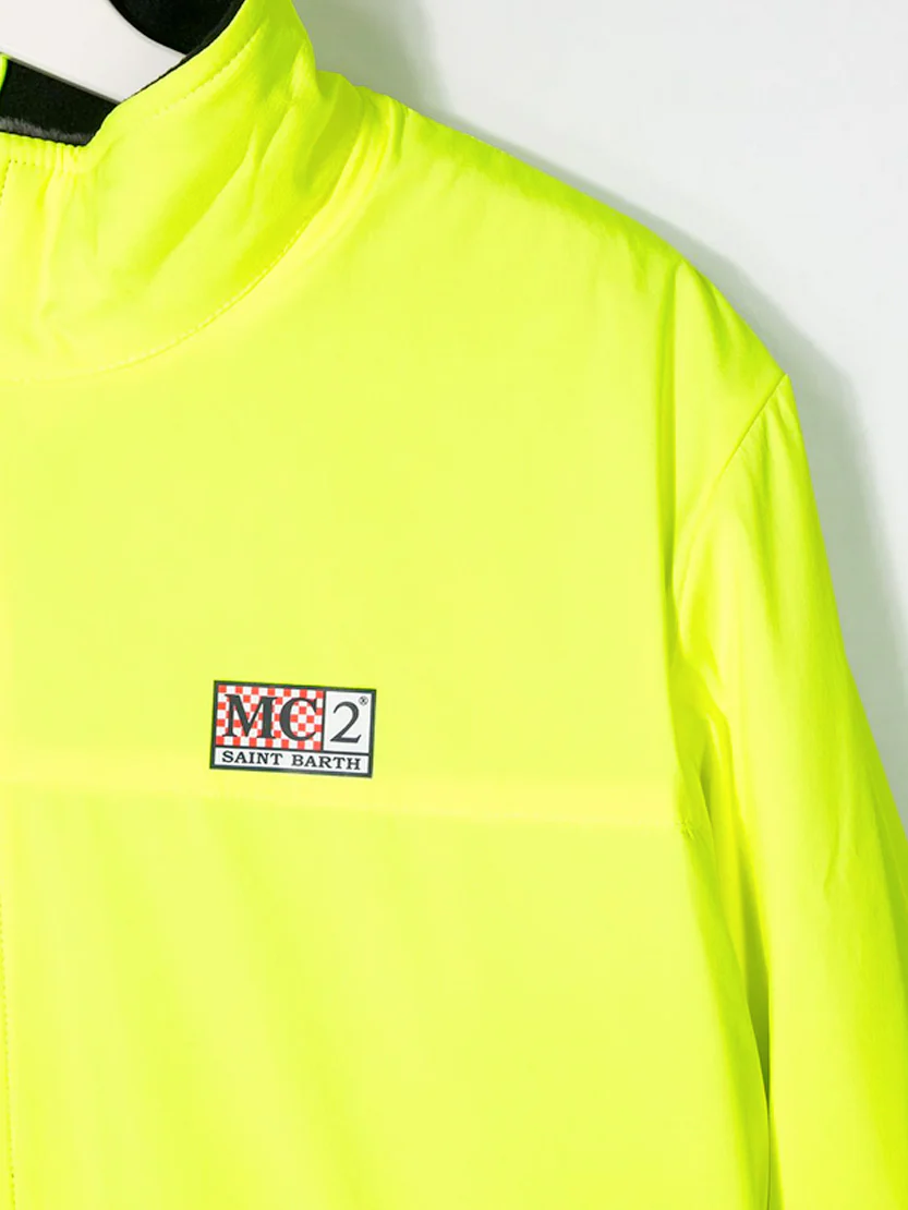 Chaqueta bomber infantil de color amarillo fluorescente con forro de piel.